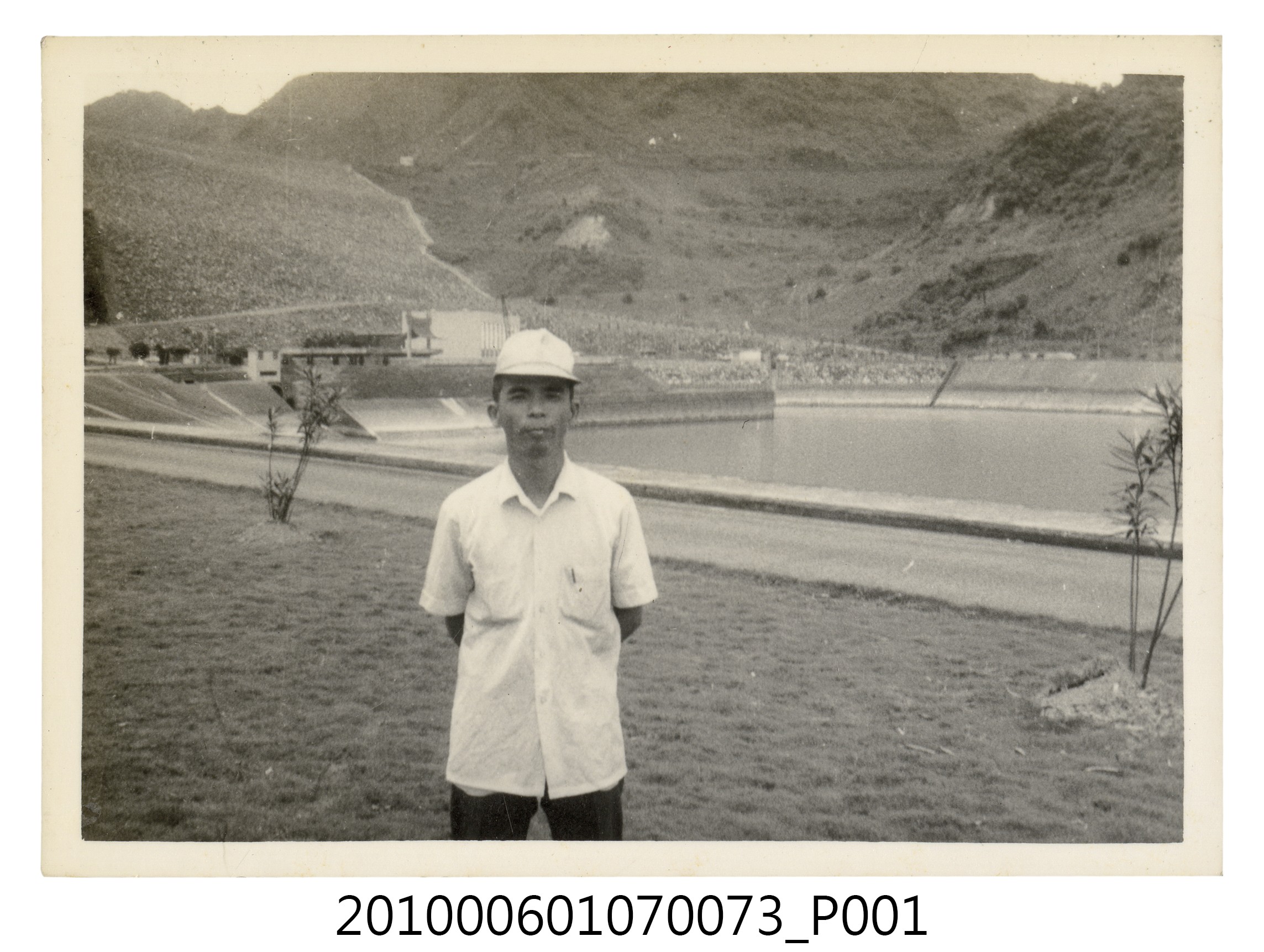 民國59年5月曹恕於石門水庫獨照 (共2張)