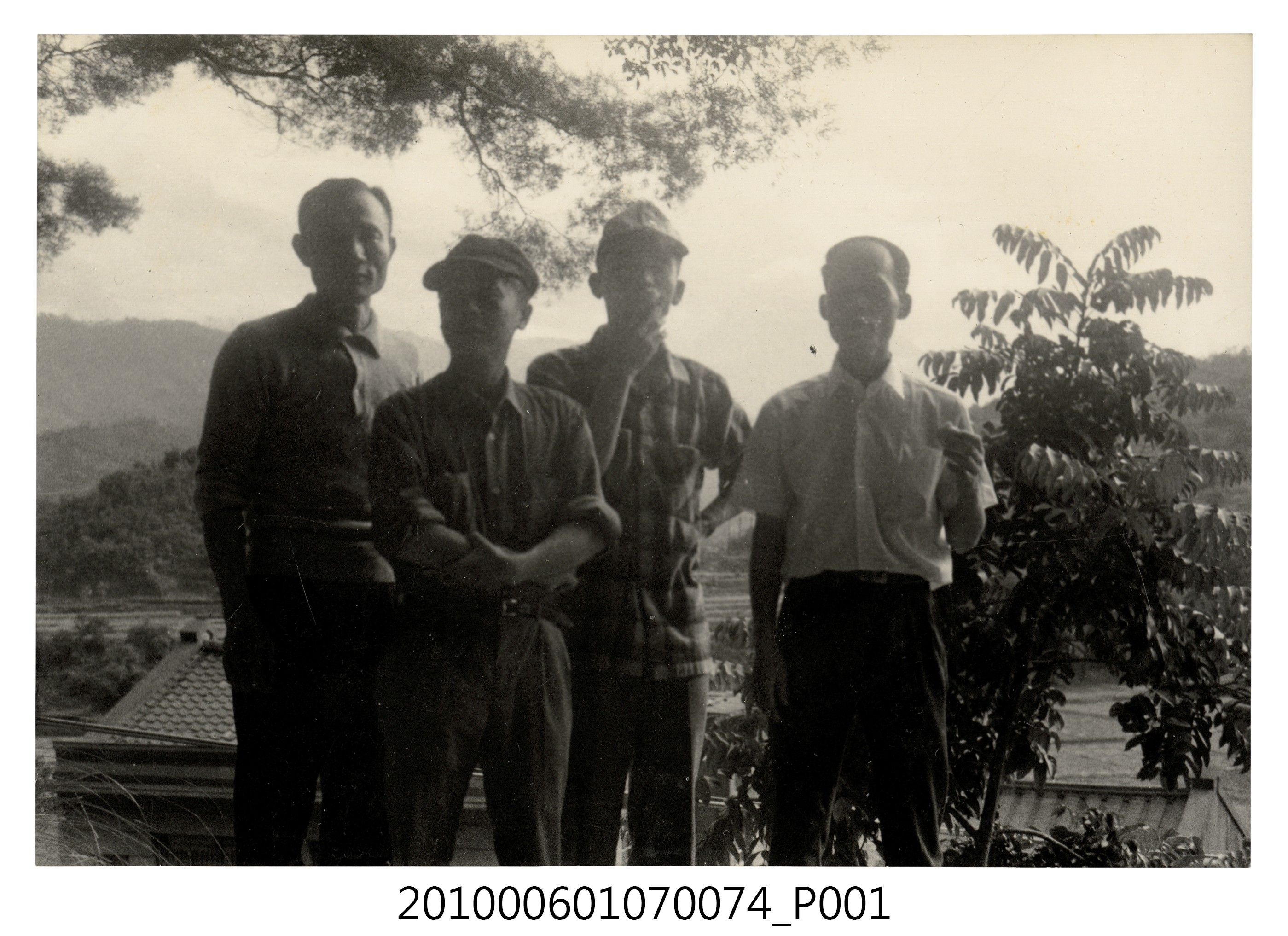 民國59年11月曹恕等人於獅頭山合照 (共2張)