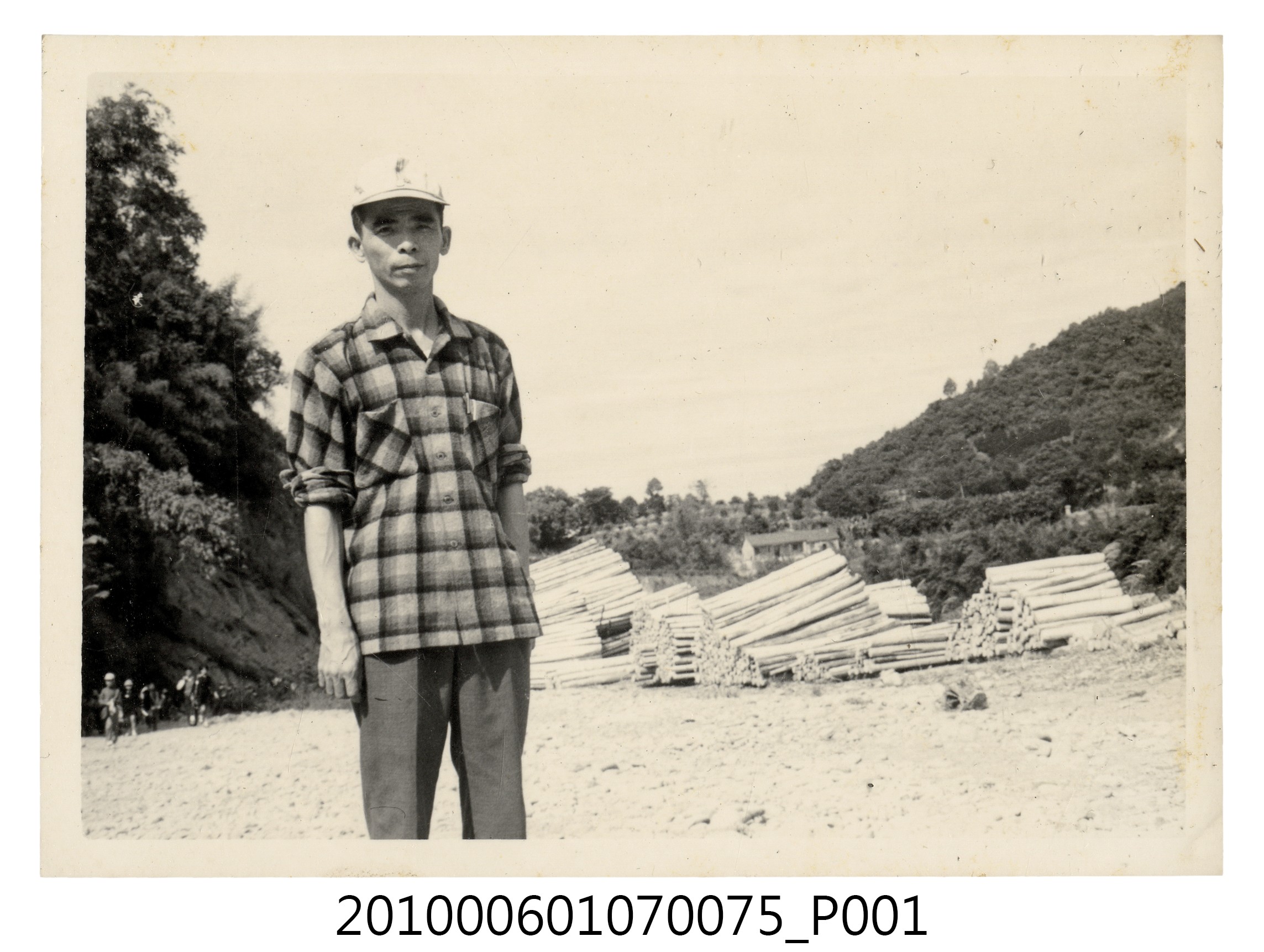 民國59年11月曹恕於獅頭山獨照 (共2張)