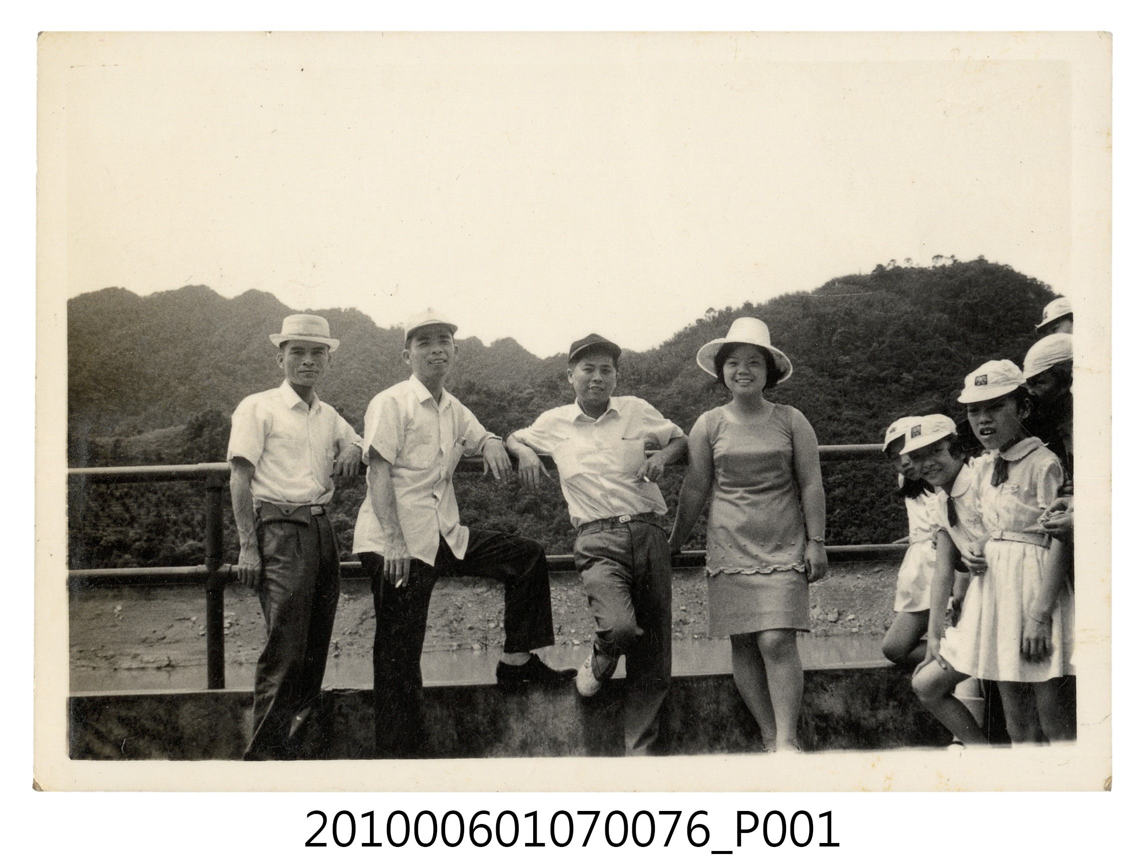 民國59年5月曹恕等人於石門水庫合照 (共2張)