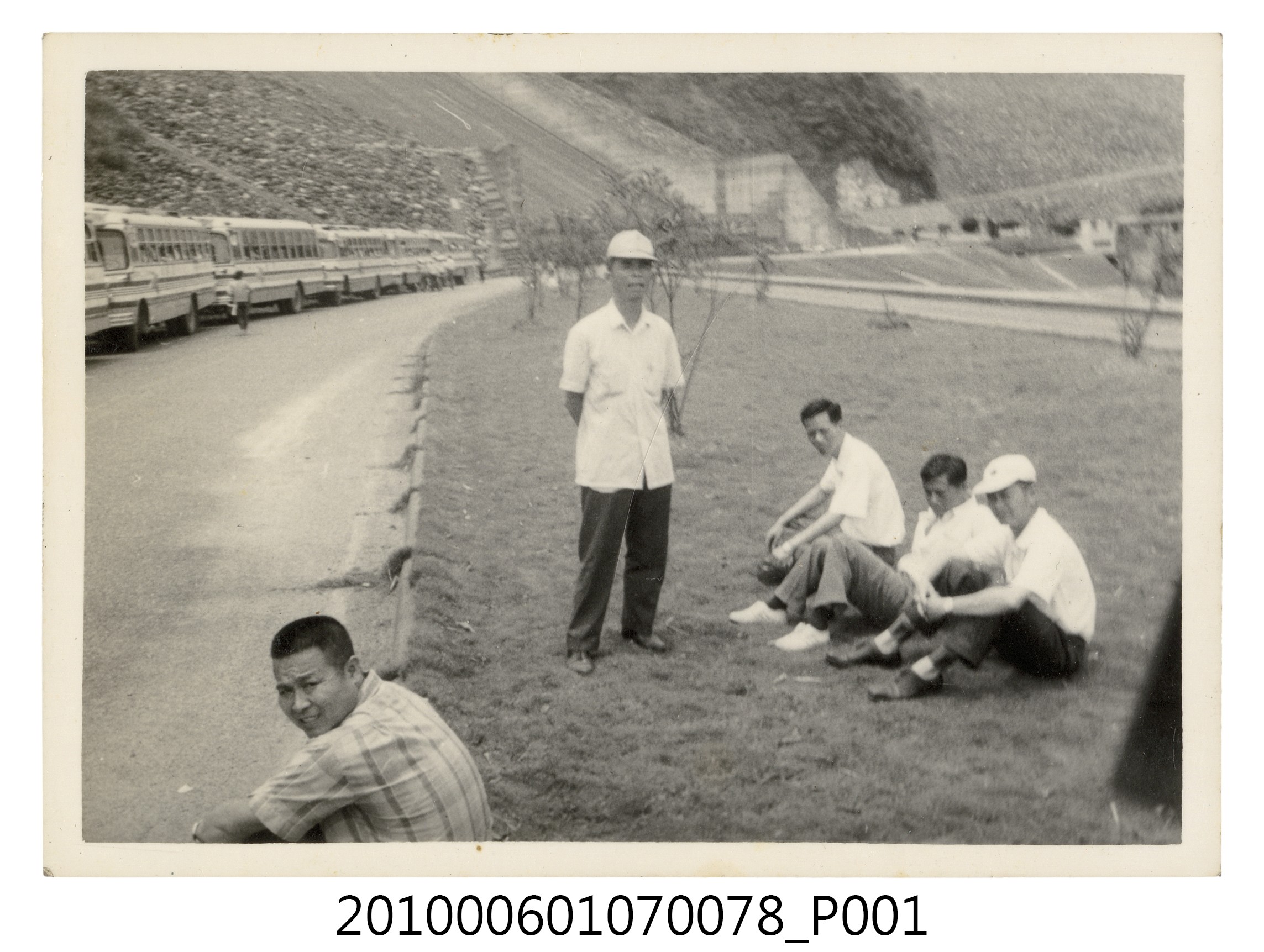 民國59年5月曹恕等人於石門水庫合照 (共2張)