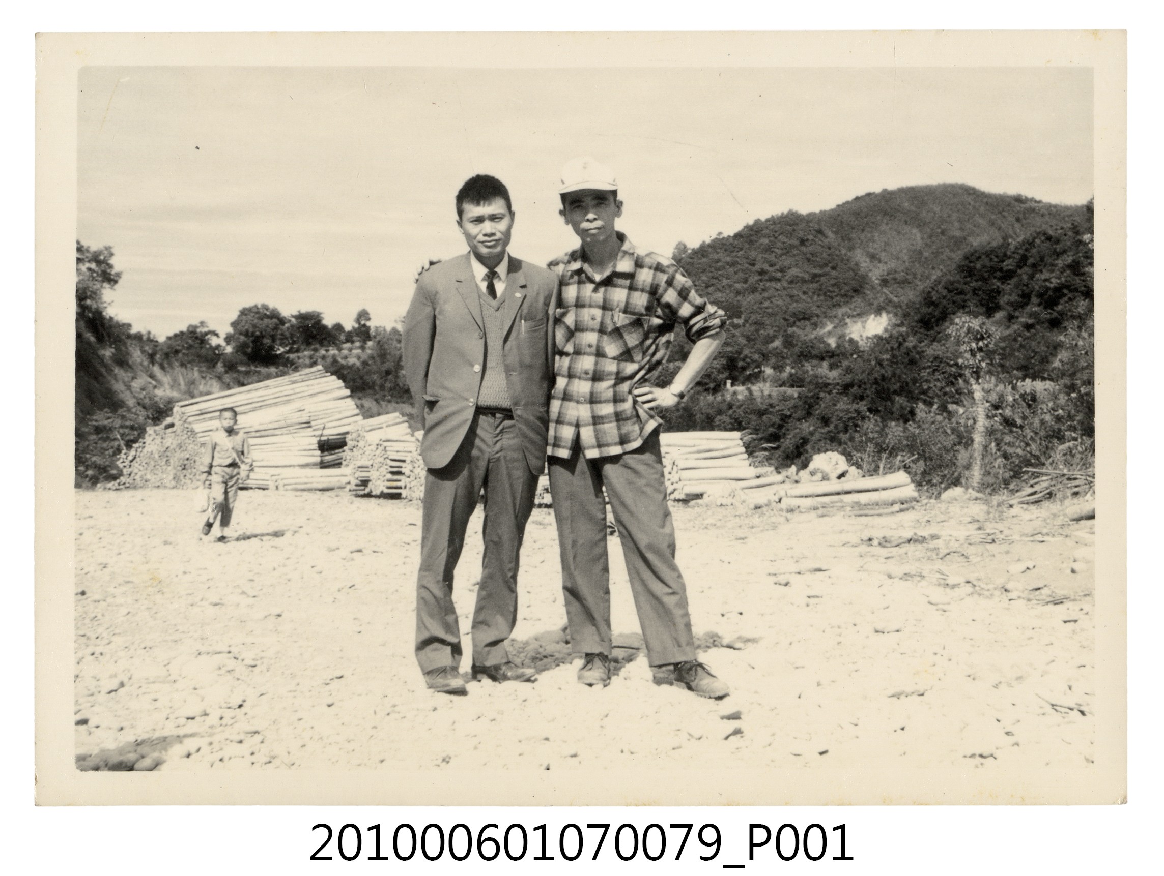 民國59年11月曹恕等人於獅頭山合照 (共2張)