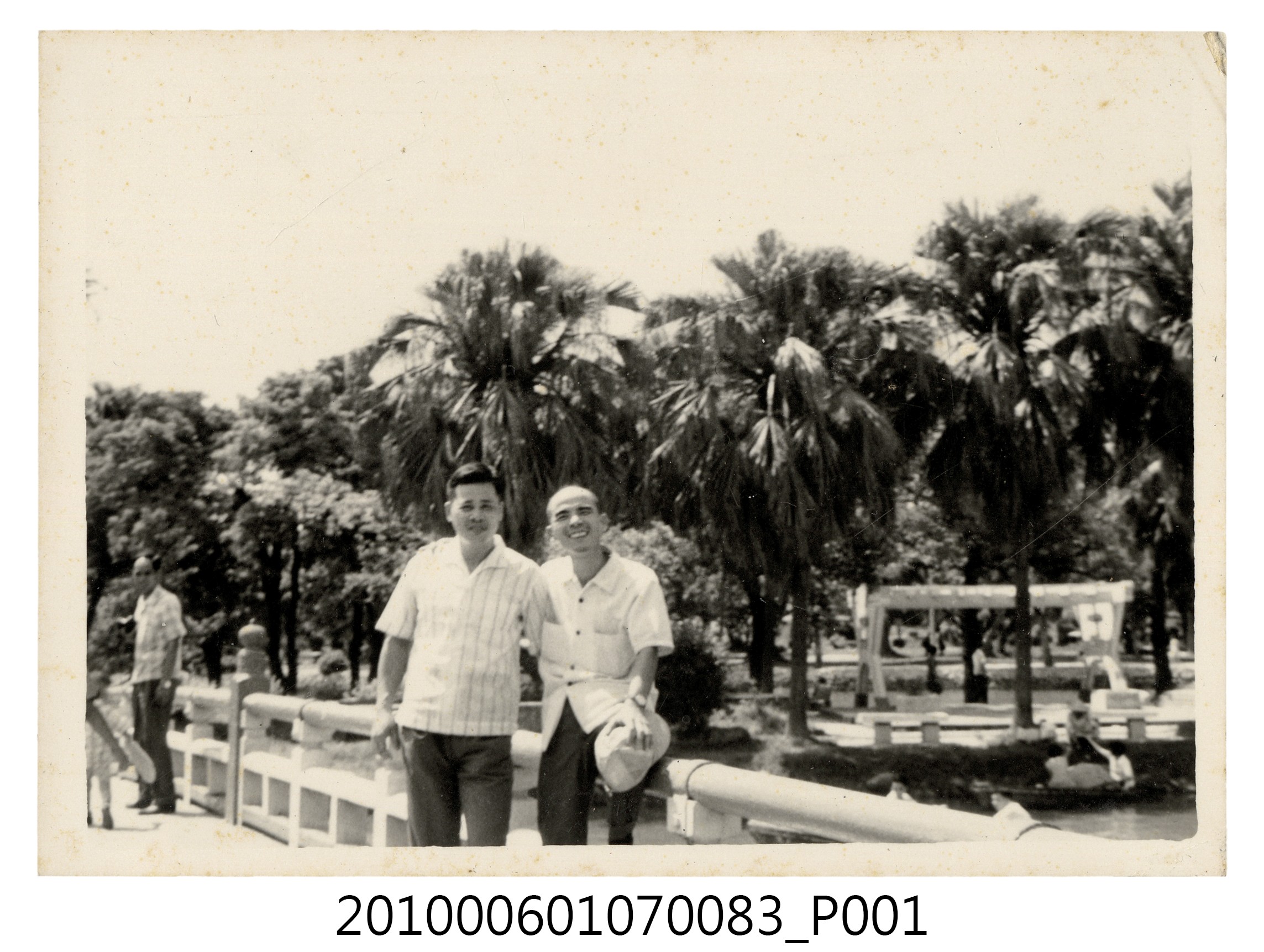 1971年7月中旬曹恕與同事於臺中公園合照 (共2張)