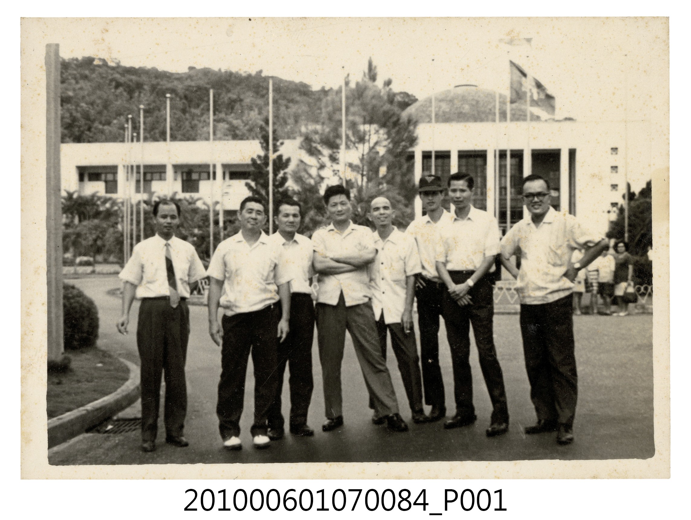1971年7月中旬曹恕與同事於臺中公園省議會前合照 (共2張)