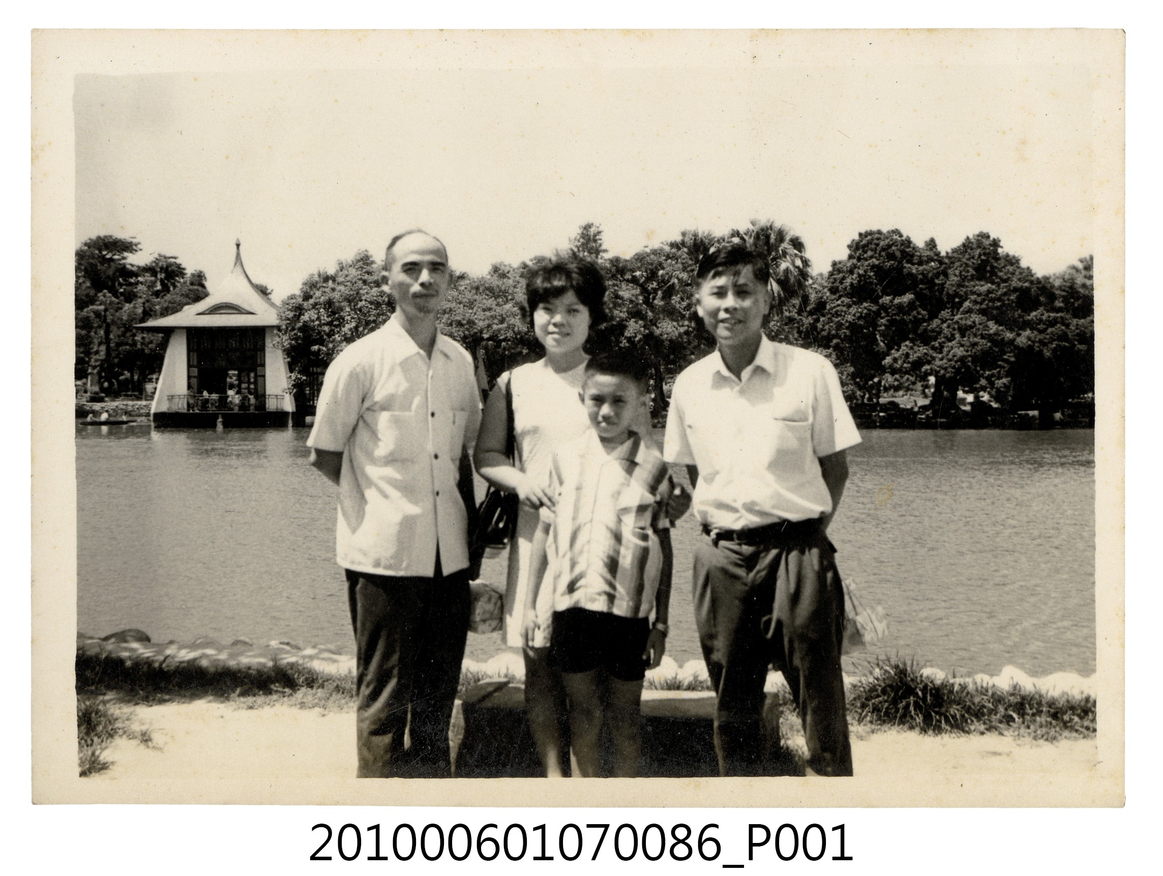 1971年7月中旬曹恕與同事於臺中公園湖心亭前合照1 (共2張)