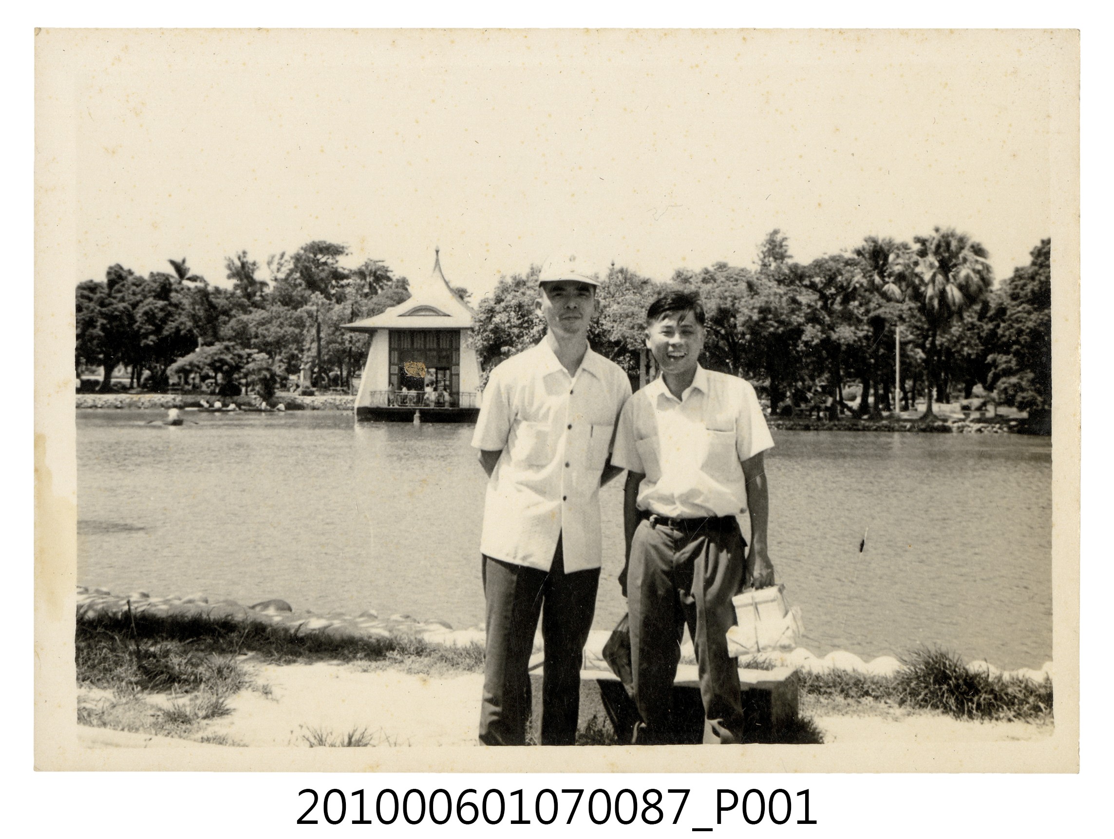 1971年7月中旬曹恕與同事於臺中公園湖心亭前合照2 (共2張)