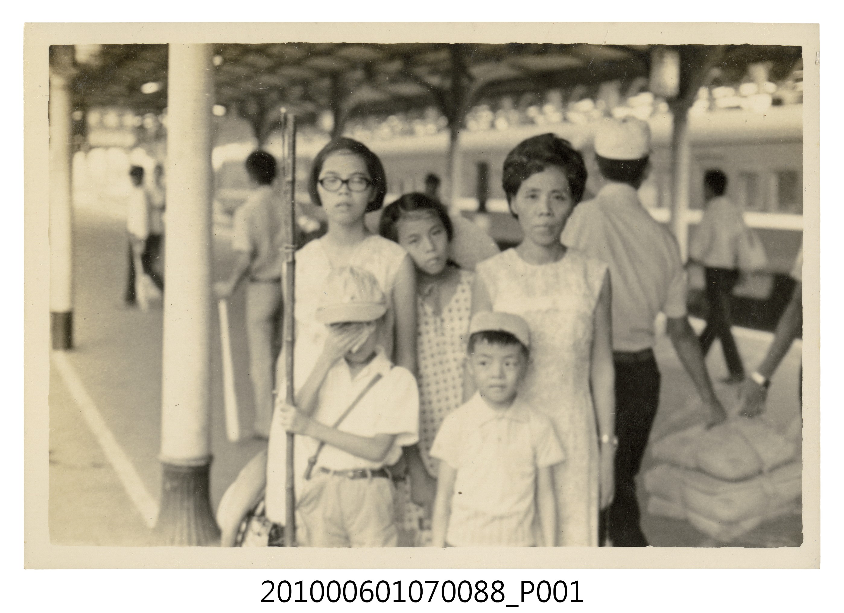 1971.8.15全家於基隆和平島社寮海邊遊玩1 (共2張)