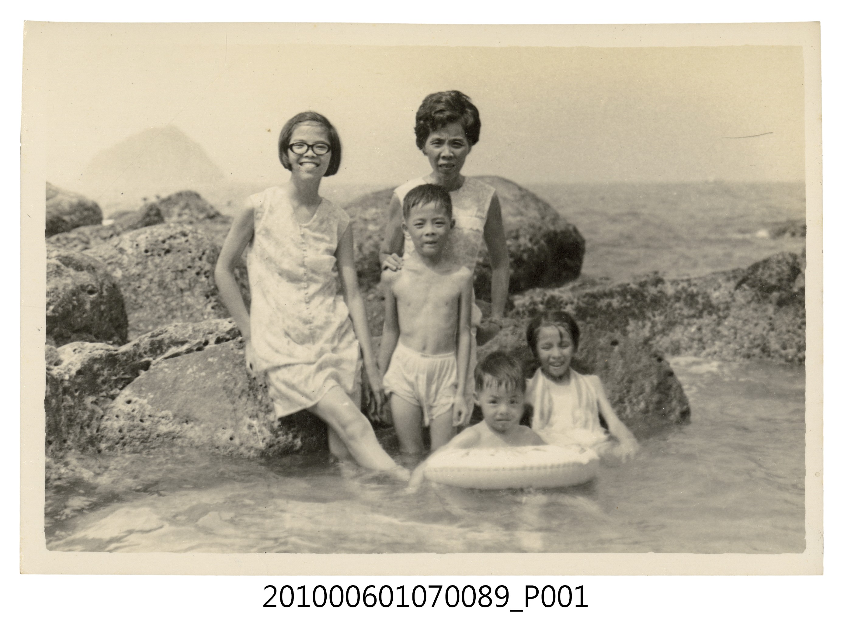 1971.8.15全家於基隆和平島社寮海邊遊玩2 (共2張)