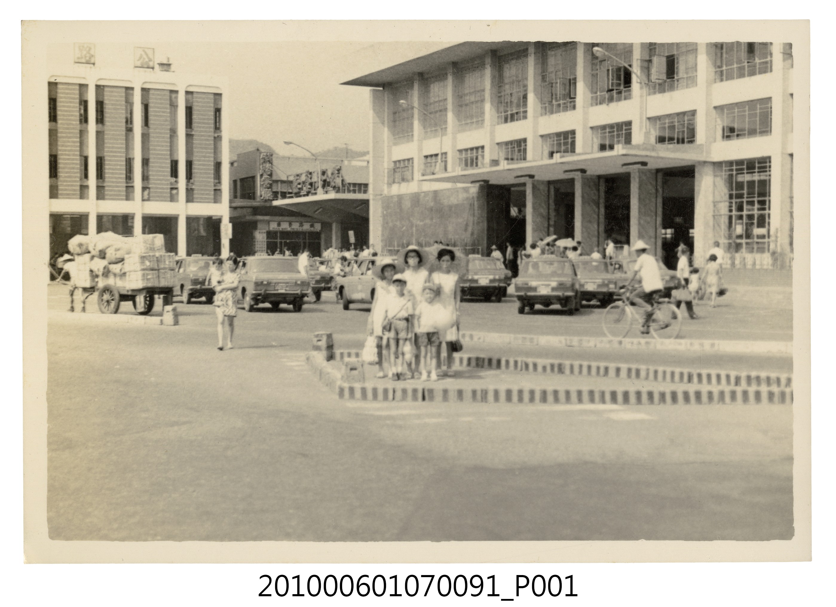 1971.8.15全家於基隆和平島社寮海邊遊玩4 (共2張)