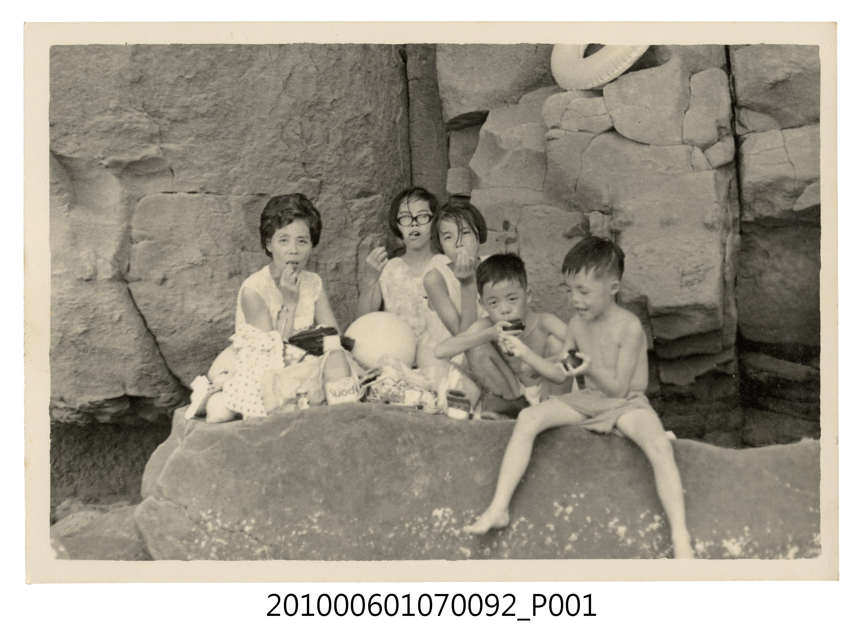 1971.8.15全家於基隆和平島社寮海邊遊玩5 (共2張)