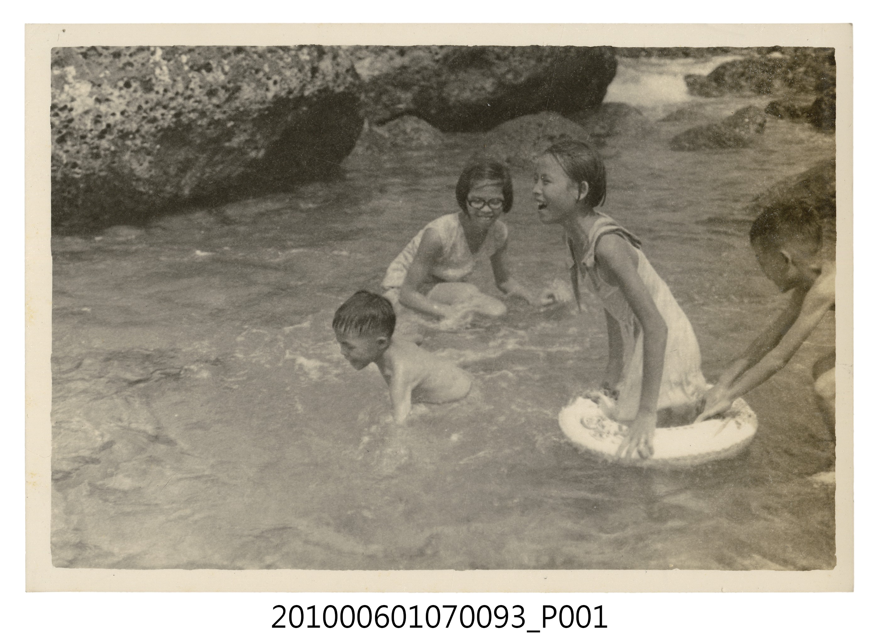 1971.8.15全家於基隆和平島社寮海邊遊玩6 (共2張)