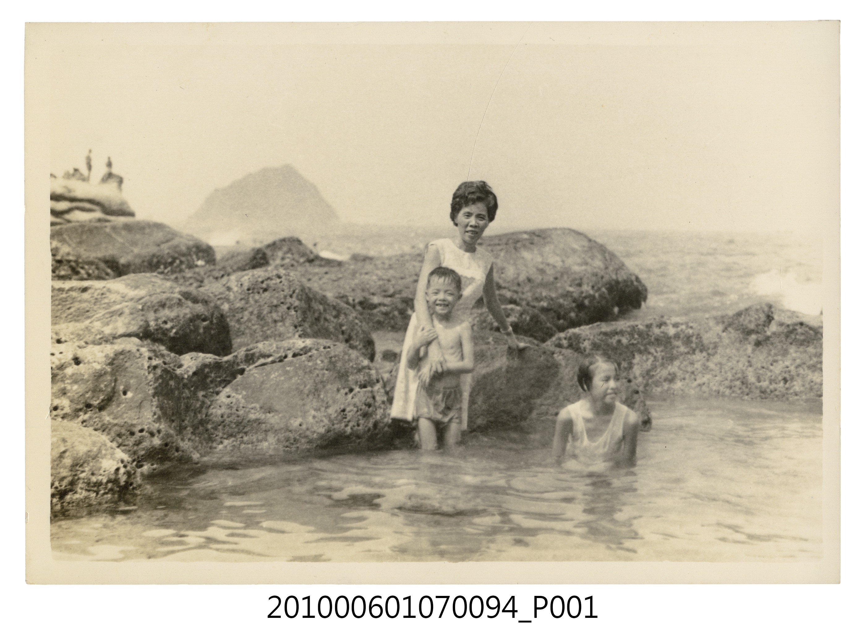 1971.8.15全家於基隆和平島社寮海邊遊玩7 (共2張)