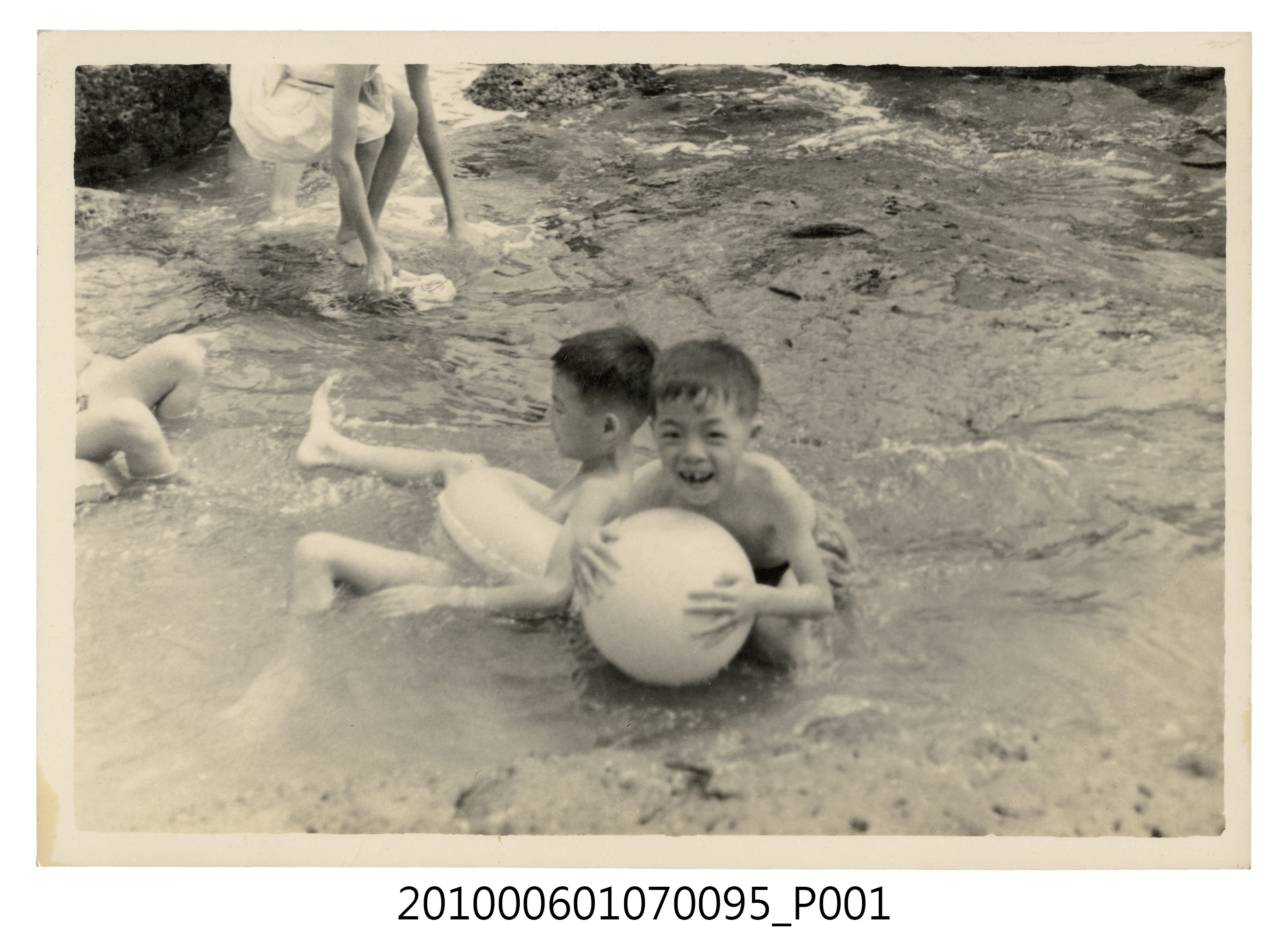 1971.8.15全家於基隆和平島社寮海邊遊玩8 (共2張)