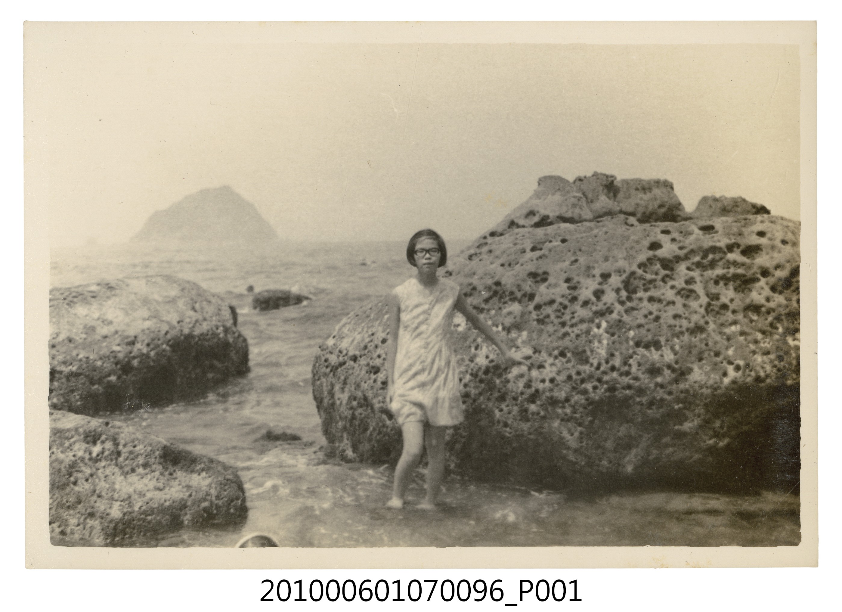 1971.8.15全家於基隆和平島社寮海邊遊玩9 (共2張)