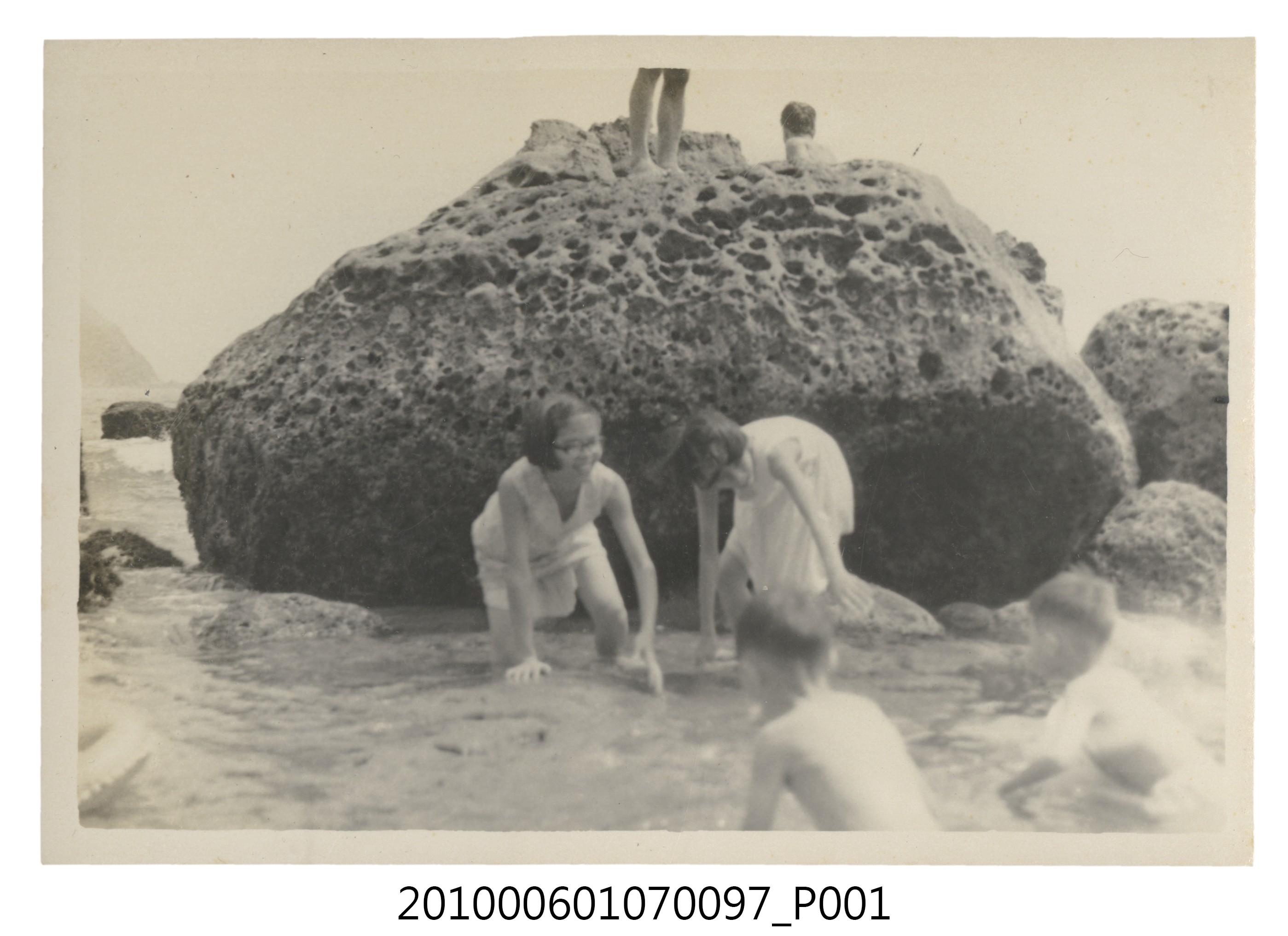 1971.8.15全家於基隆和平島社寮海邊遊玩10 (共2張)