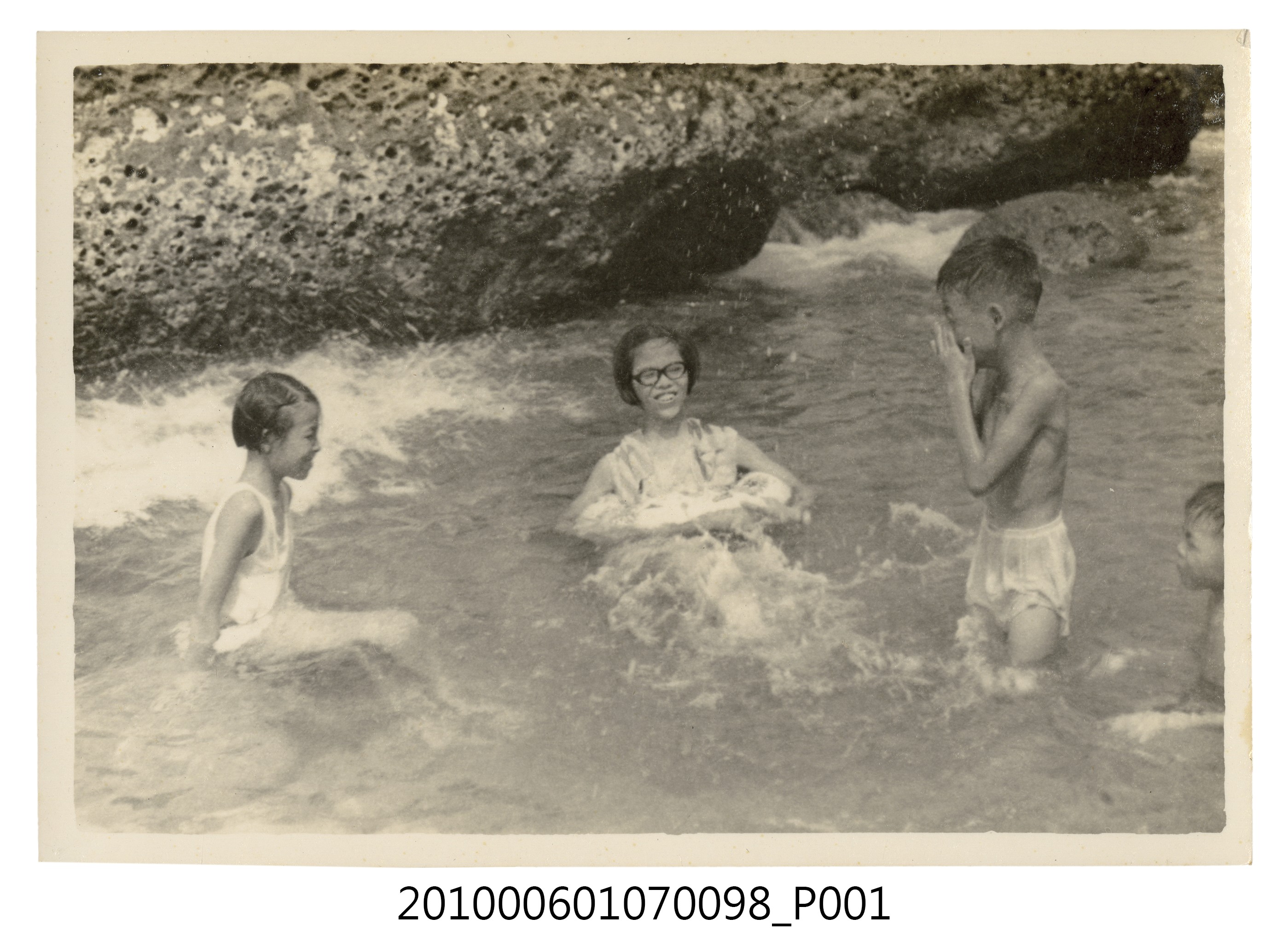 1971.8.15全家於基隆和平島社寮海邊遊玩11 (共2張)