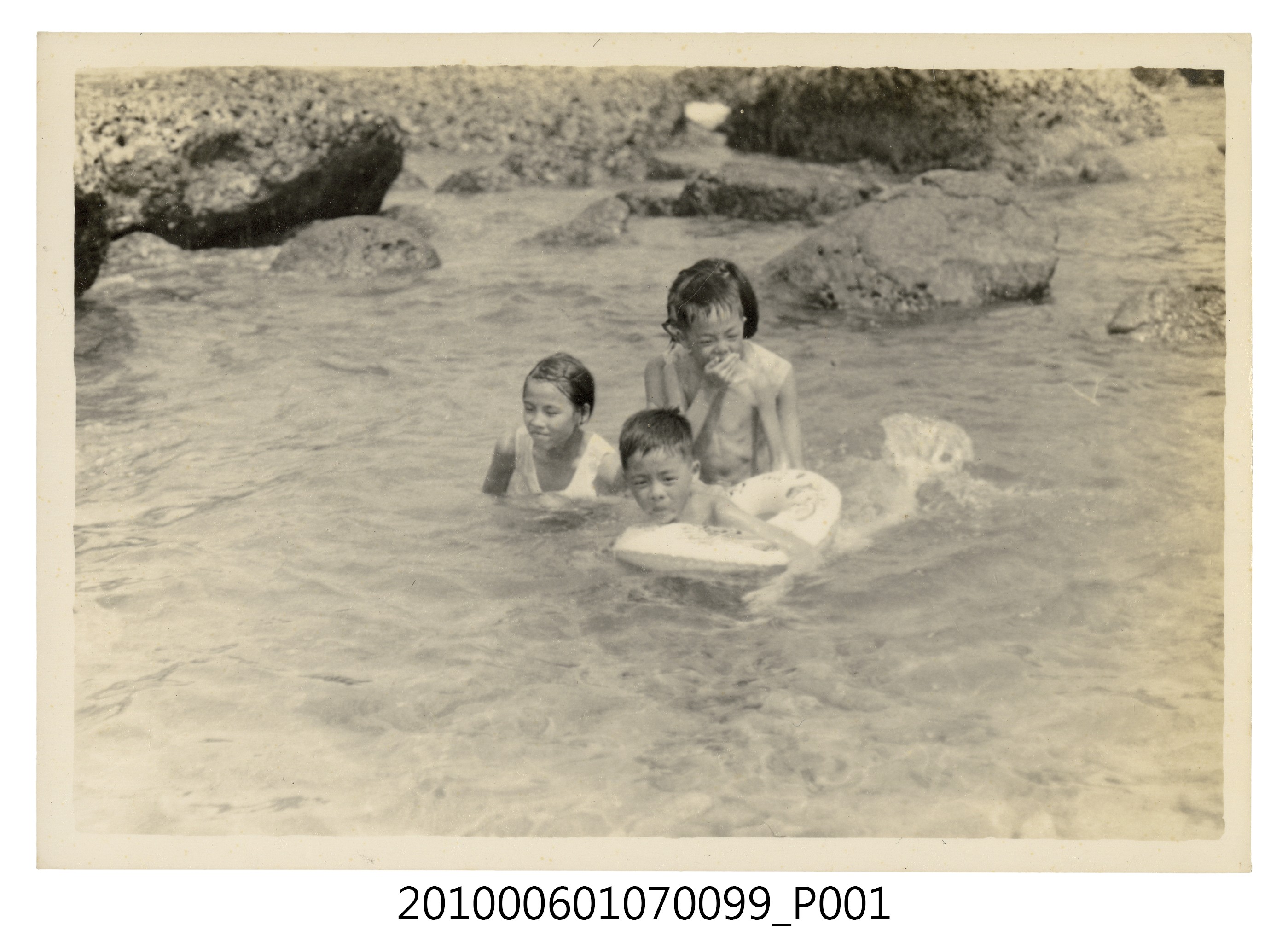 1971.8.15全家於基隆和平島社寮海邊遊玩12 (共2張)
