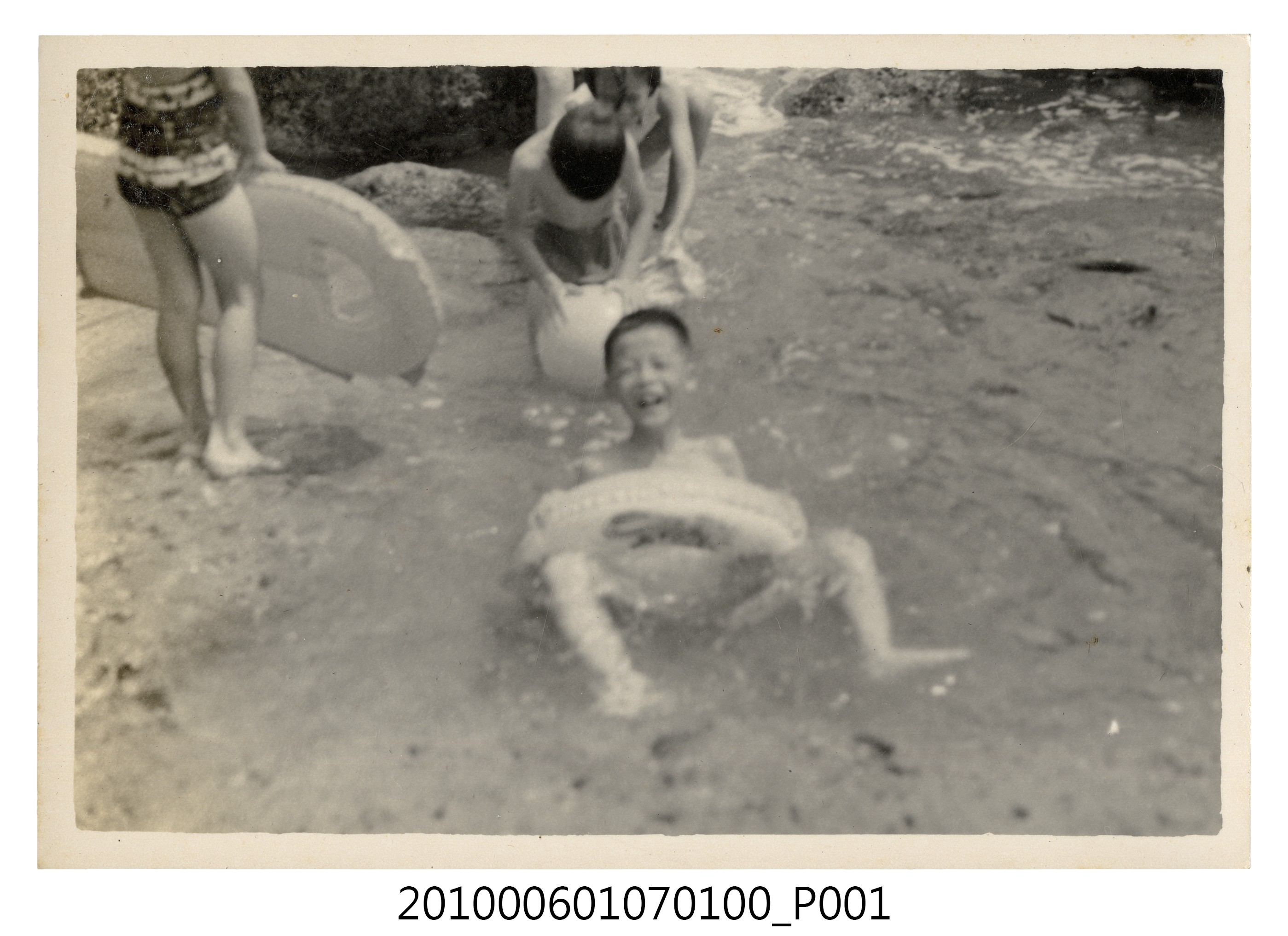 1971.8.15全家於基隆和平島社寮海邊遊玩13 (共2張)