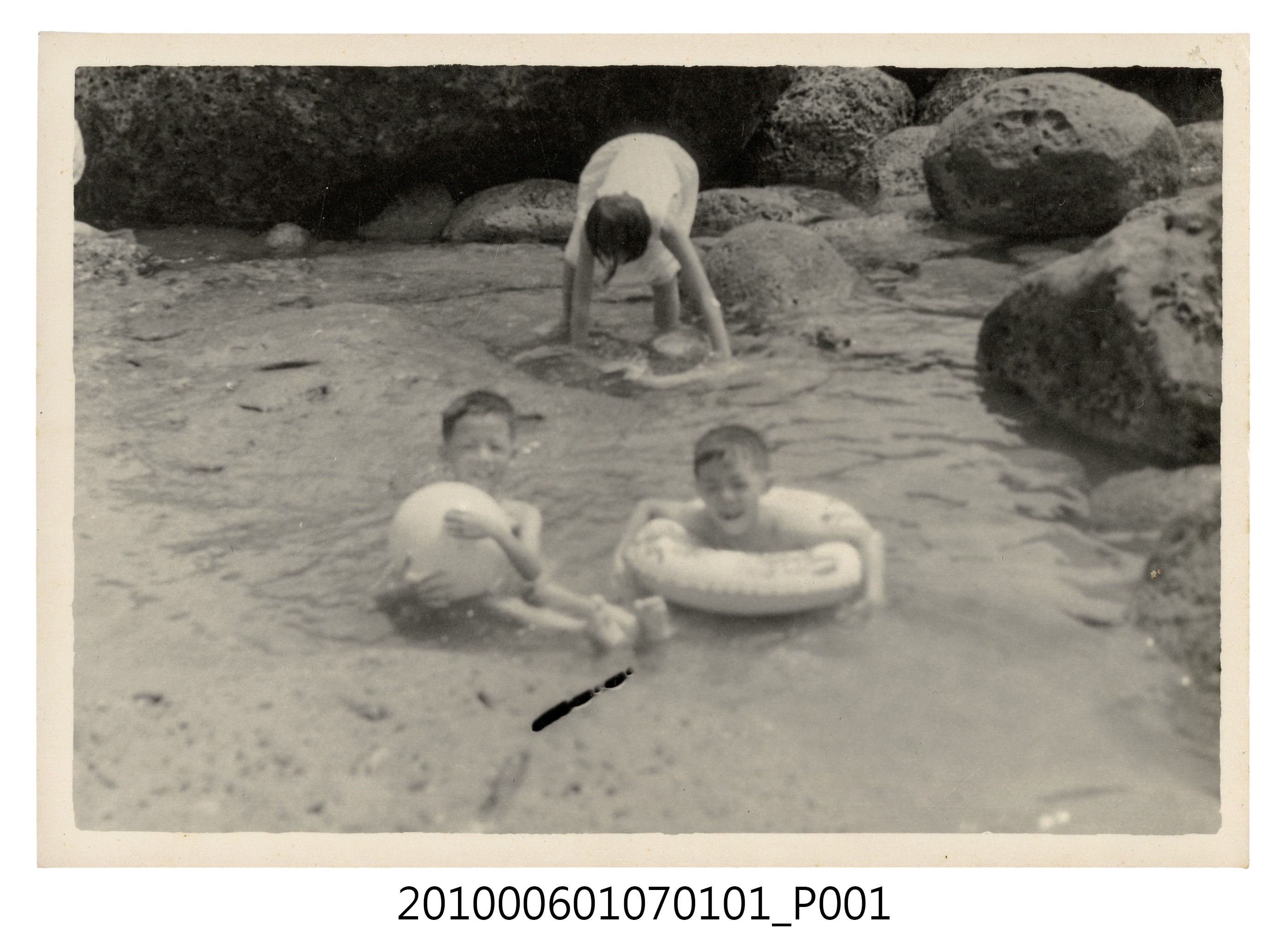 1971.8.15全家於基隆和平島社寮海邊遊玩14 (共2張)