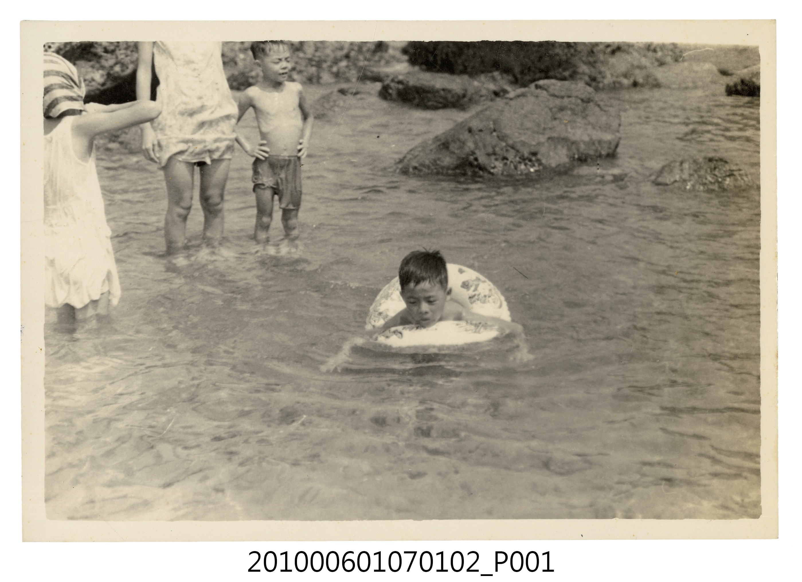 1971.8.15全家於基隆和平島社寮海邊遊玩15 (共2張)