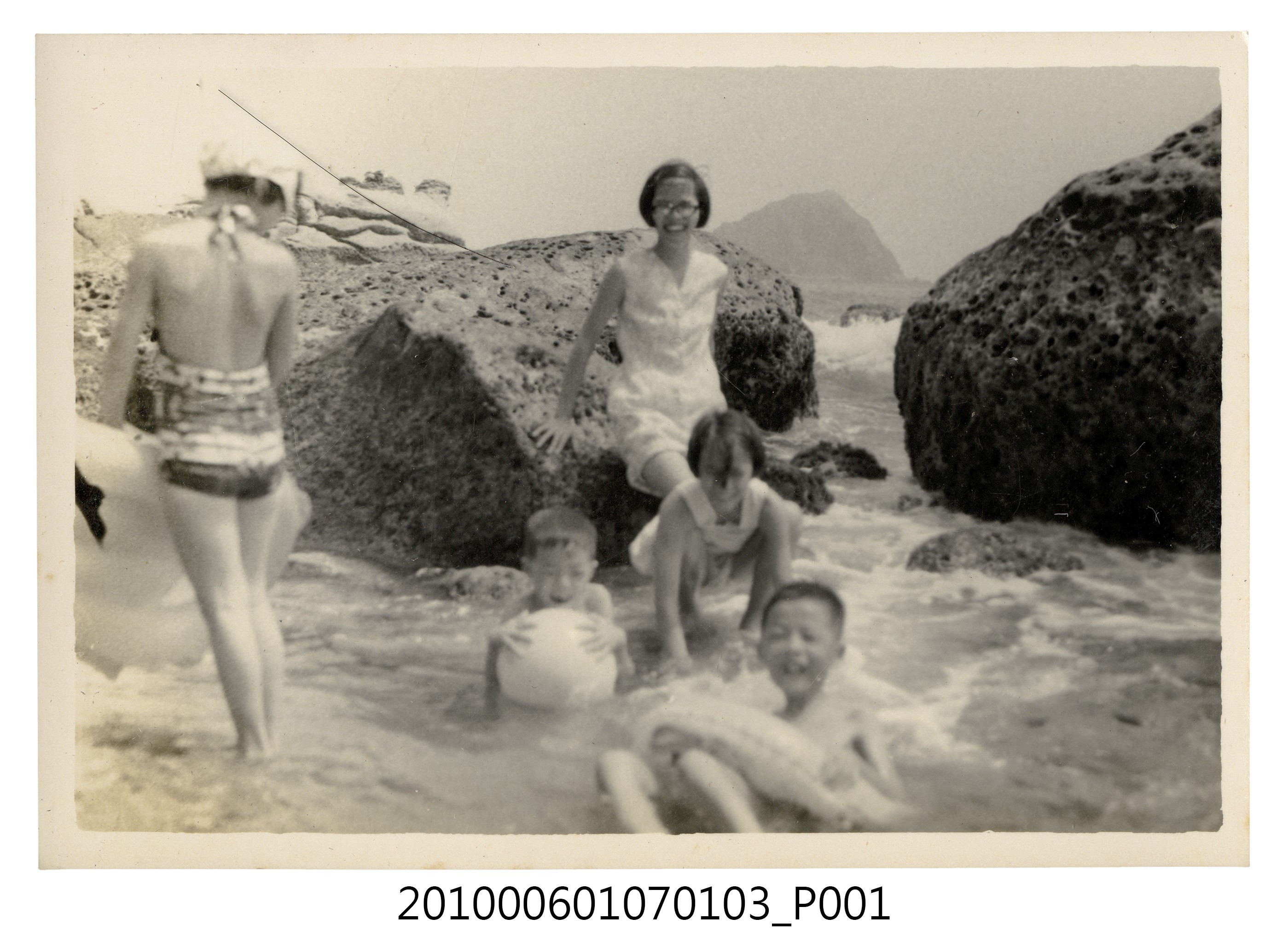 1971.8.15全家於基隆和平島社寮海邊遊玩16 (共2張)