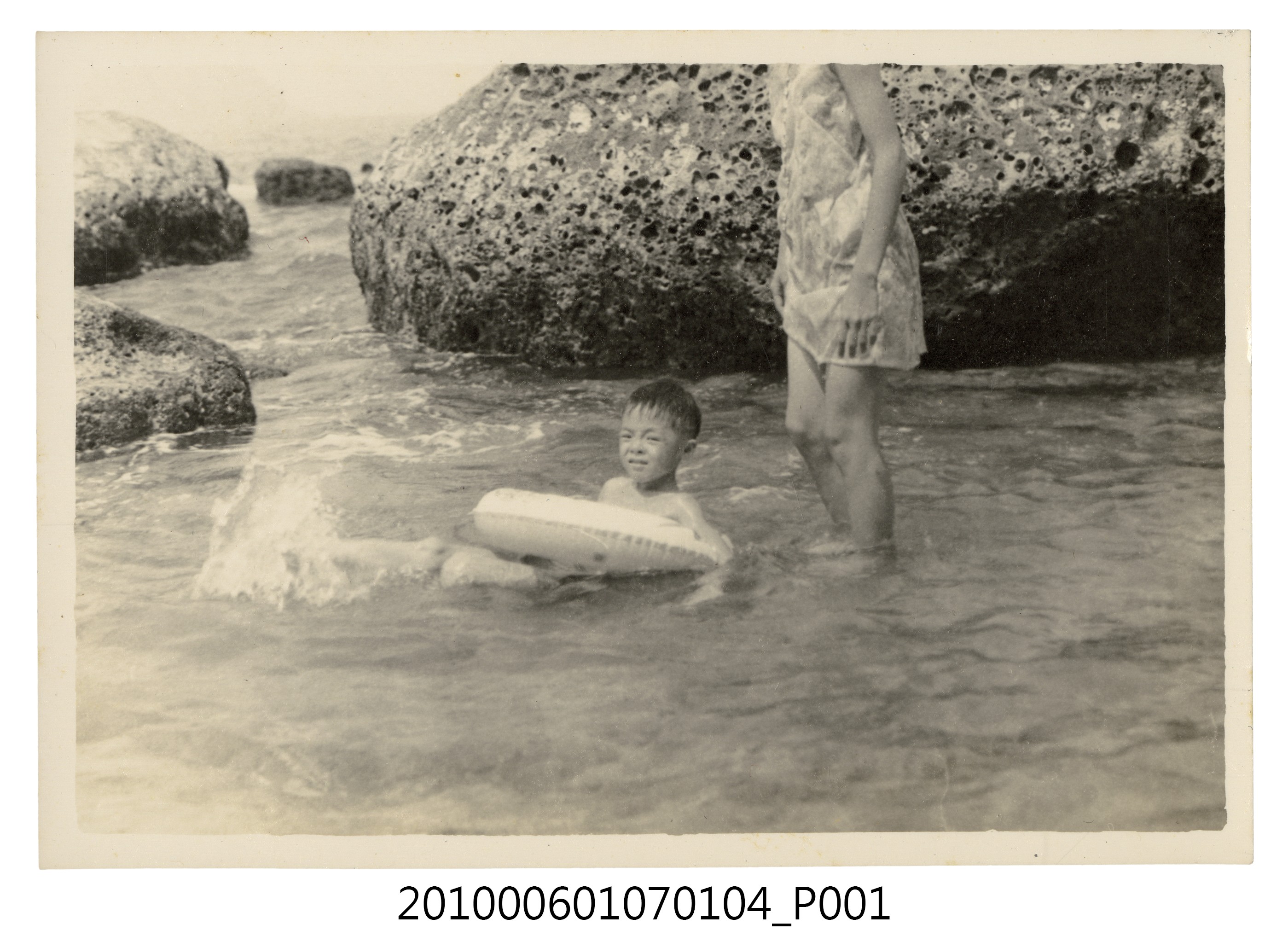1971.8.15全家於基隆和平島社寮海邊遊玩17 (共2張)