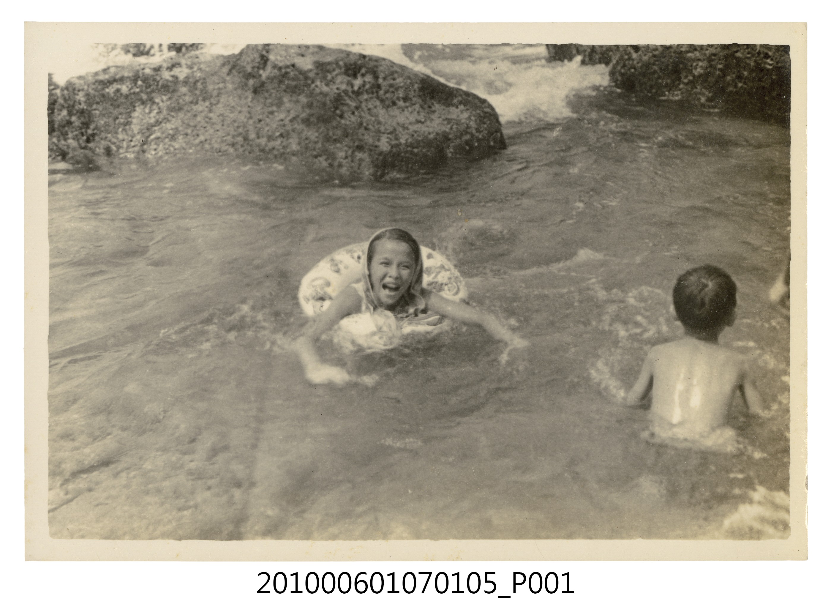 1971.8.15全家於基隆和平島社寮海邊遊玩18 (共2張)