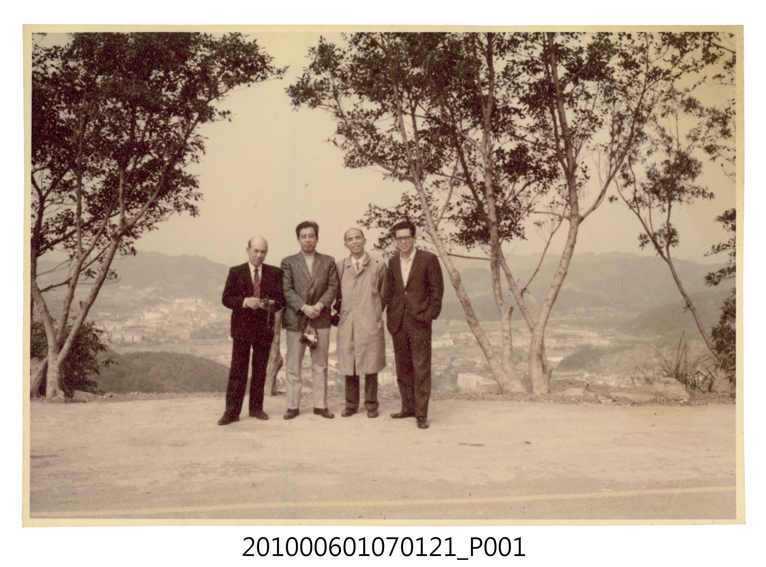 1972.1.12~13曹恕與唯岡氏等人合照 (共2張)