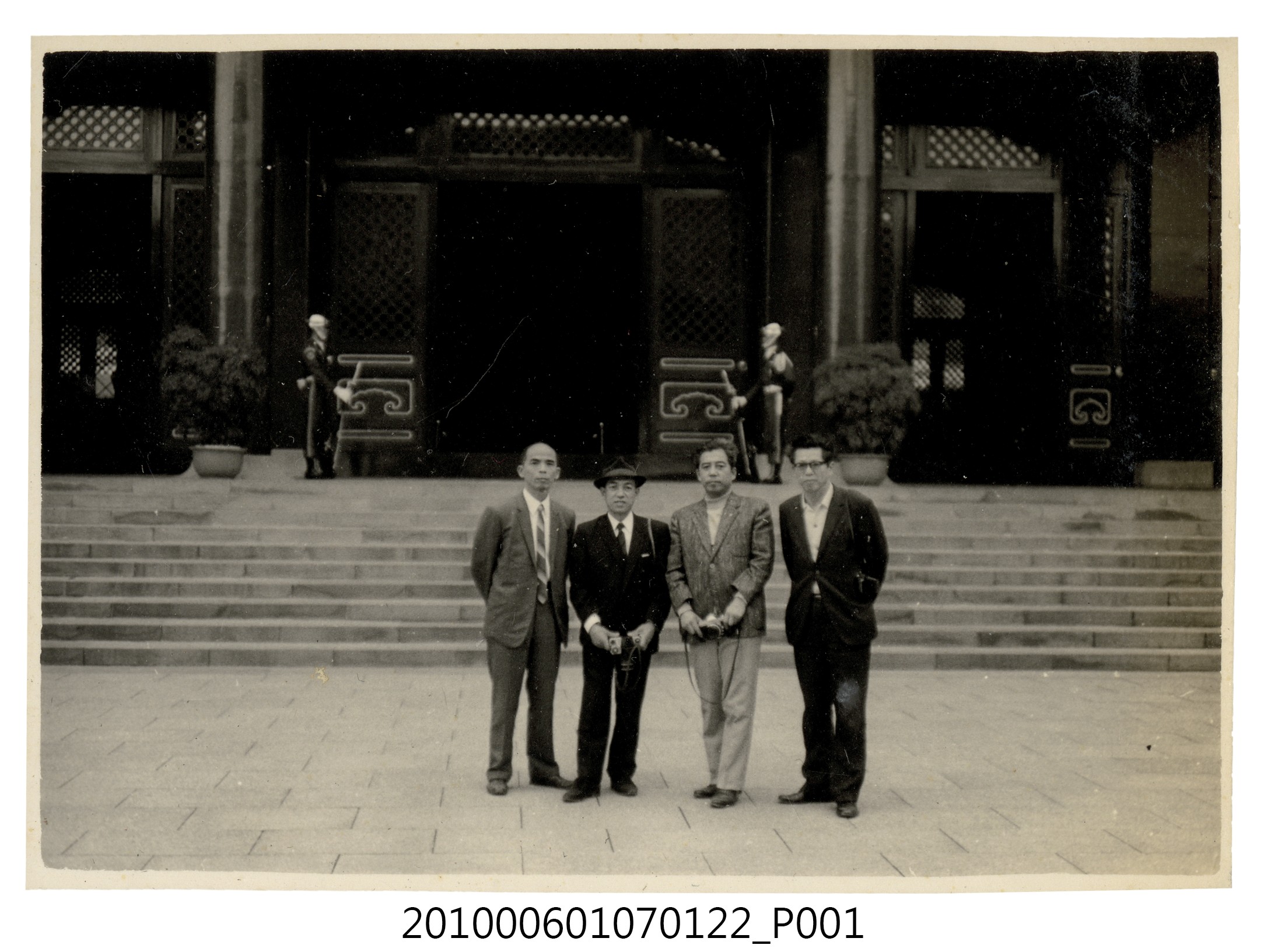 1972.1.12~13曹恕與唯岡氏等人於忠烈祠合照 (共2張)