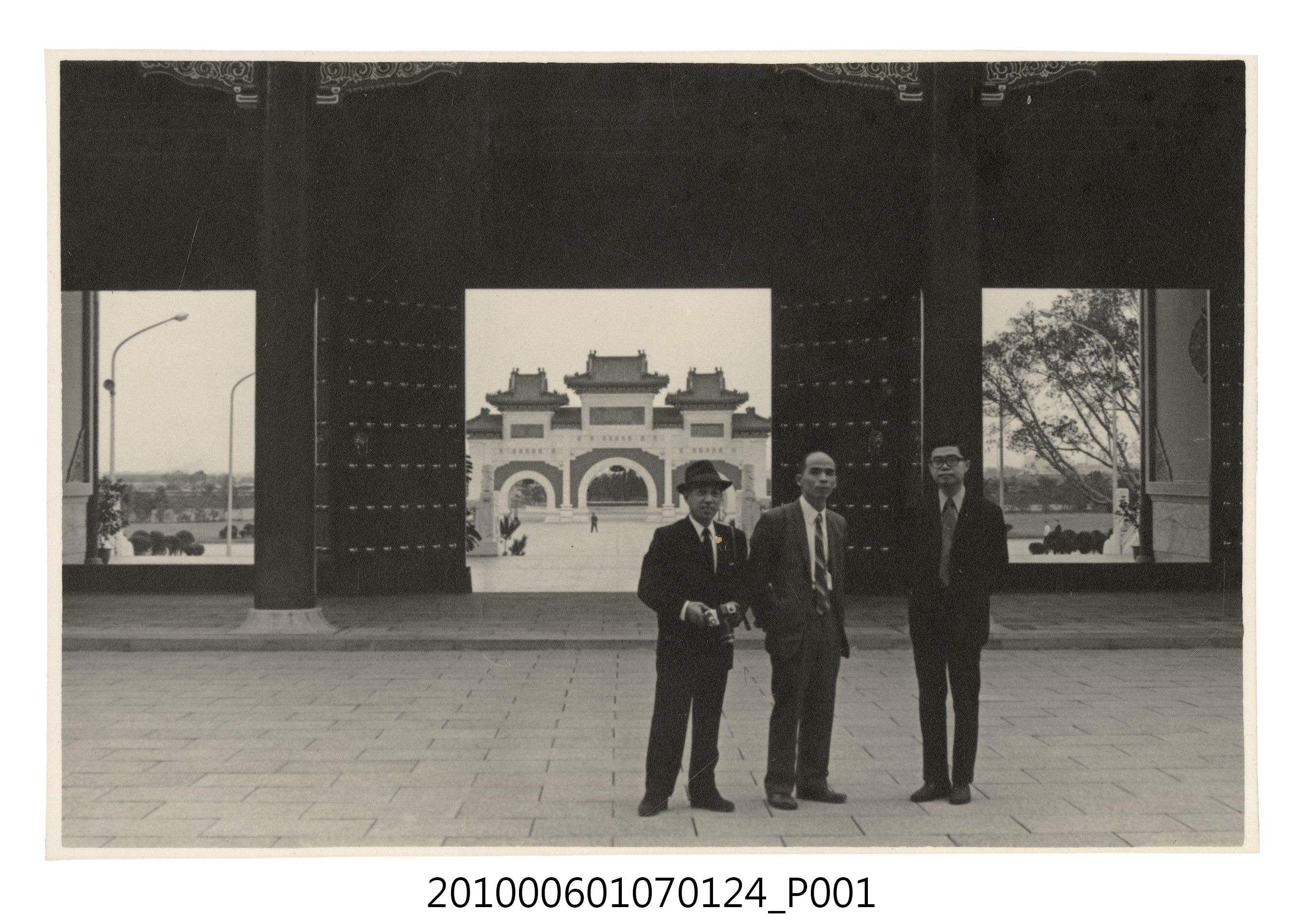 1972.1.12~13曹恕與林忠謙等人於忠烈祠合照 (共2張)