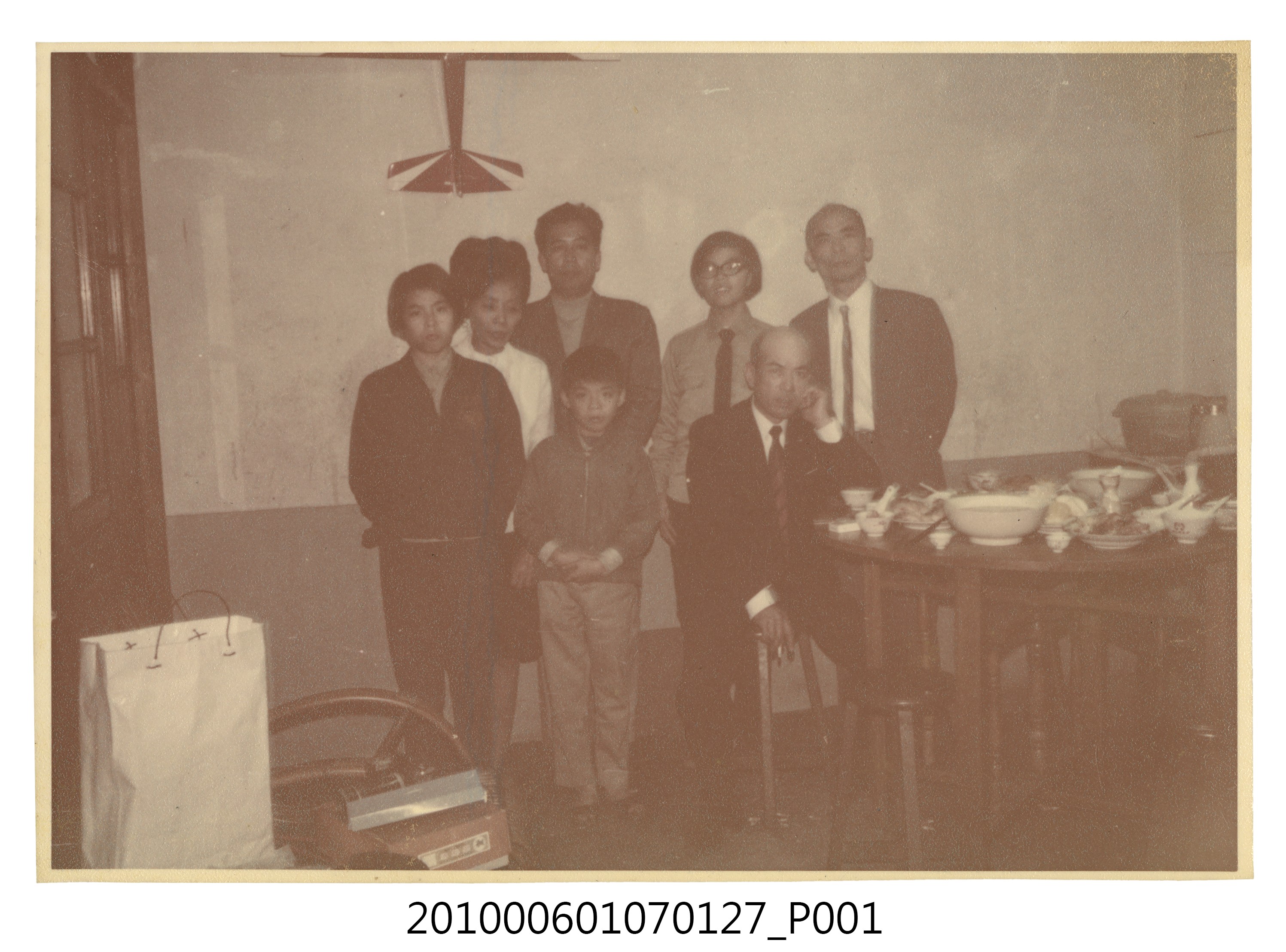 1972.1.12~13曹恕一家與唯岡氏等人合照 (共2張)