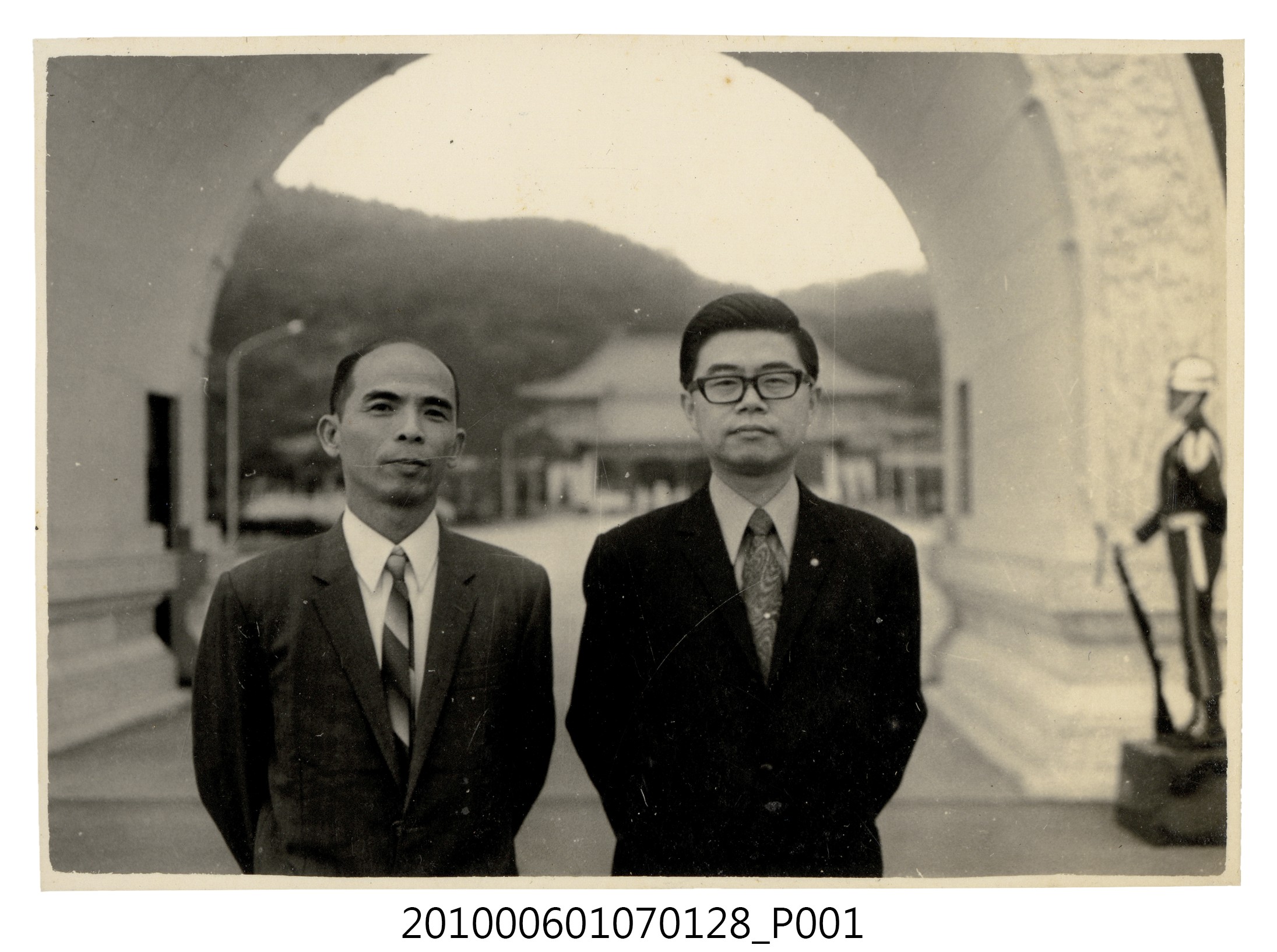 1972.1.12~13曹恕與林忠謙於忠烈祠合照 (共2張)