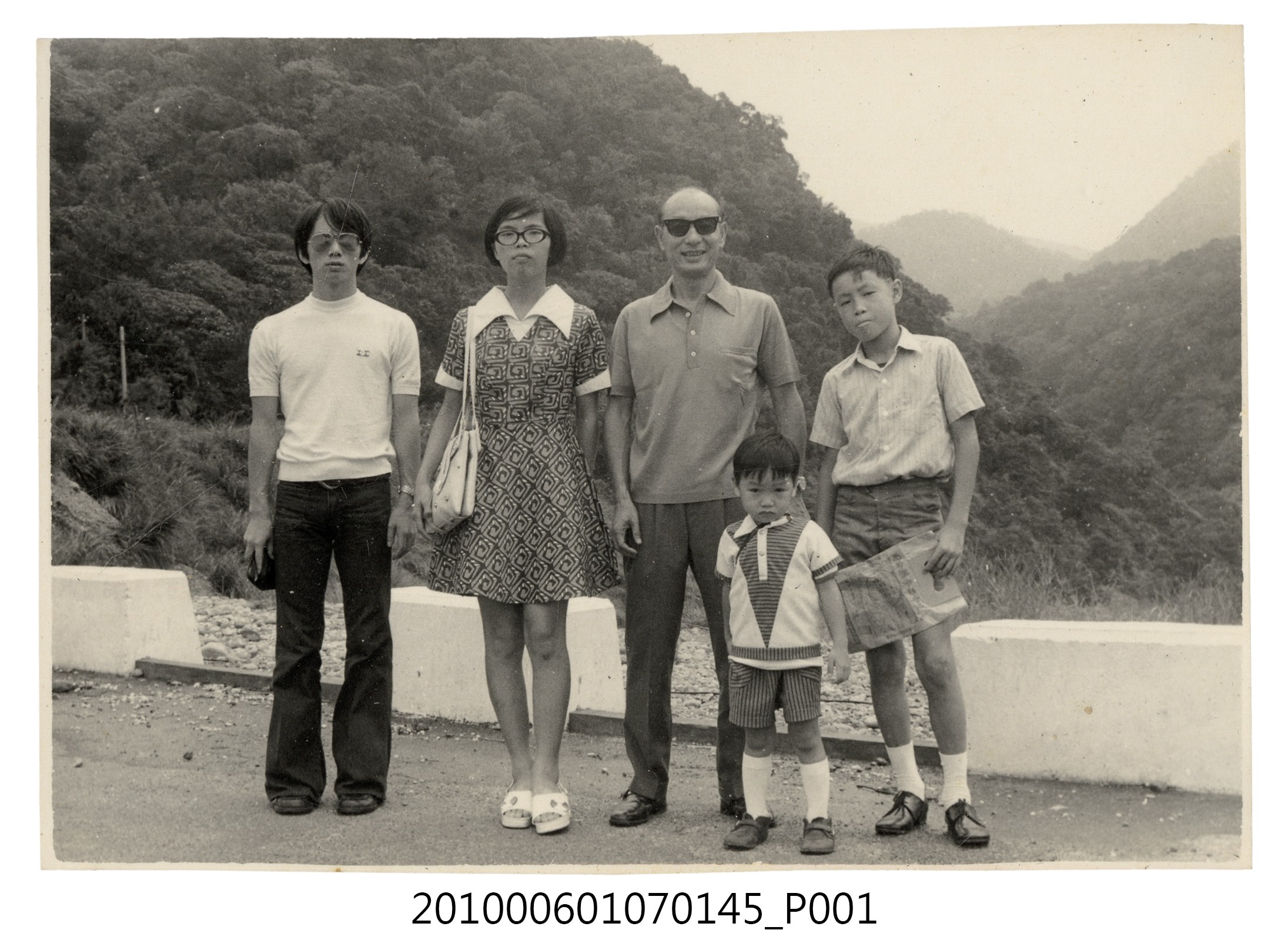 1972.8.19香港崔氏及日本唯岡氏等人於陽明山遊玩紀念合照 (共2張)