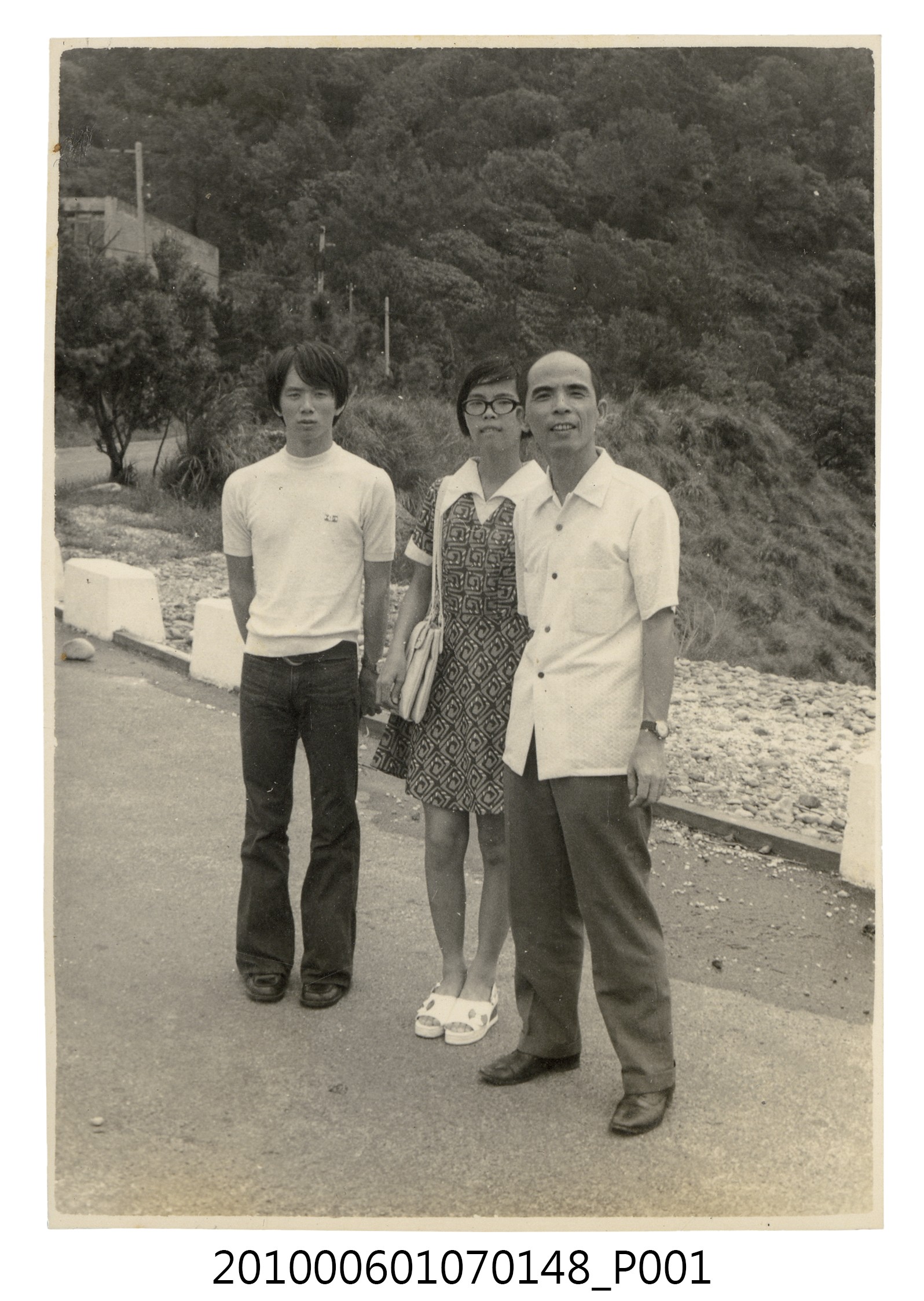 1972.8.19曹恕父女與唯岡一久於陽明山遊玩合照 (共2張)
