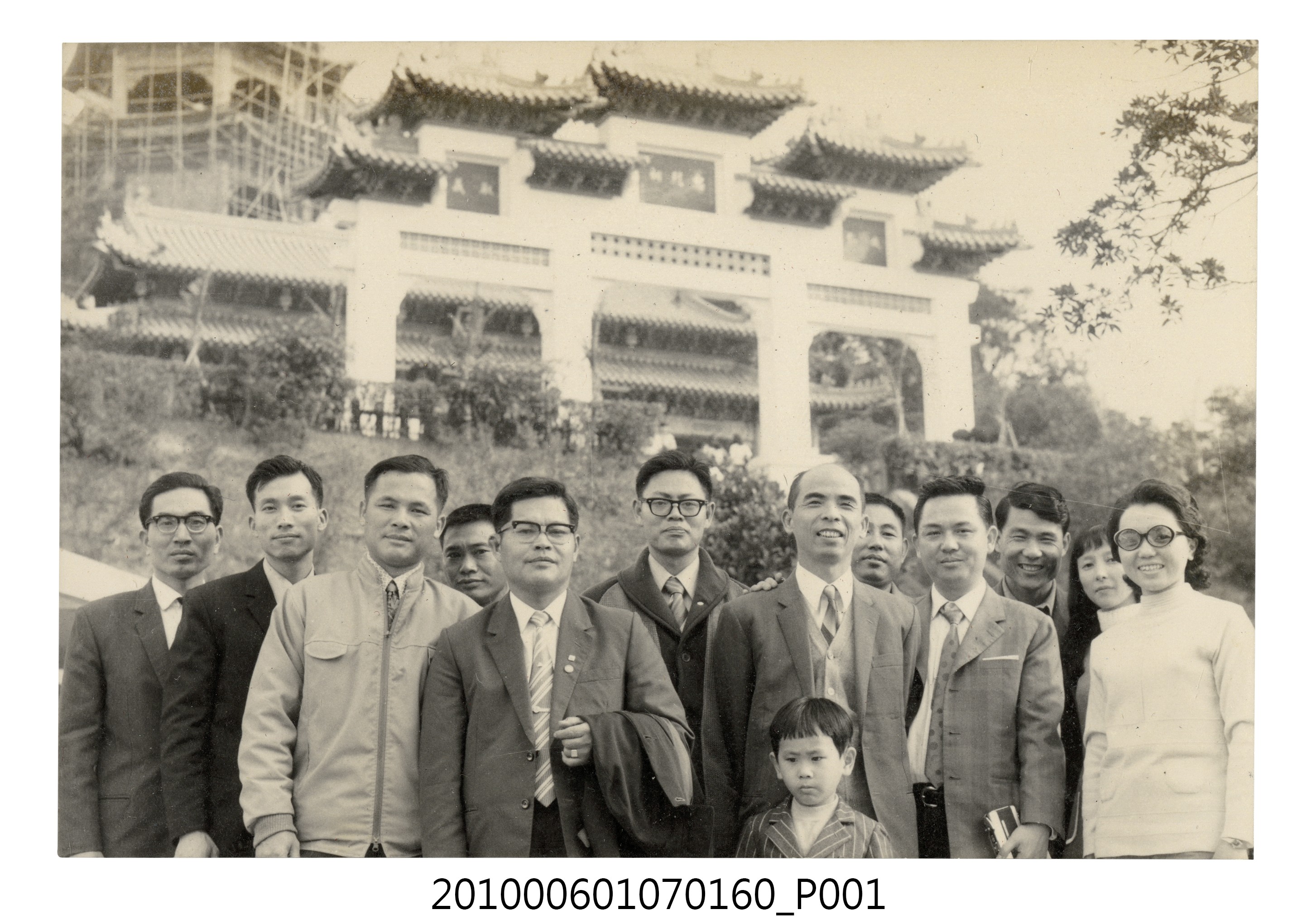 民國61年12月10日臺北師專夜間部忠烈祠郊遊紀念合照1 (共2張)