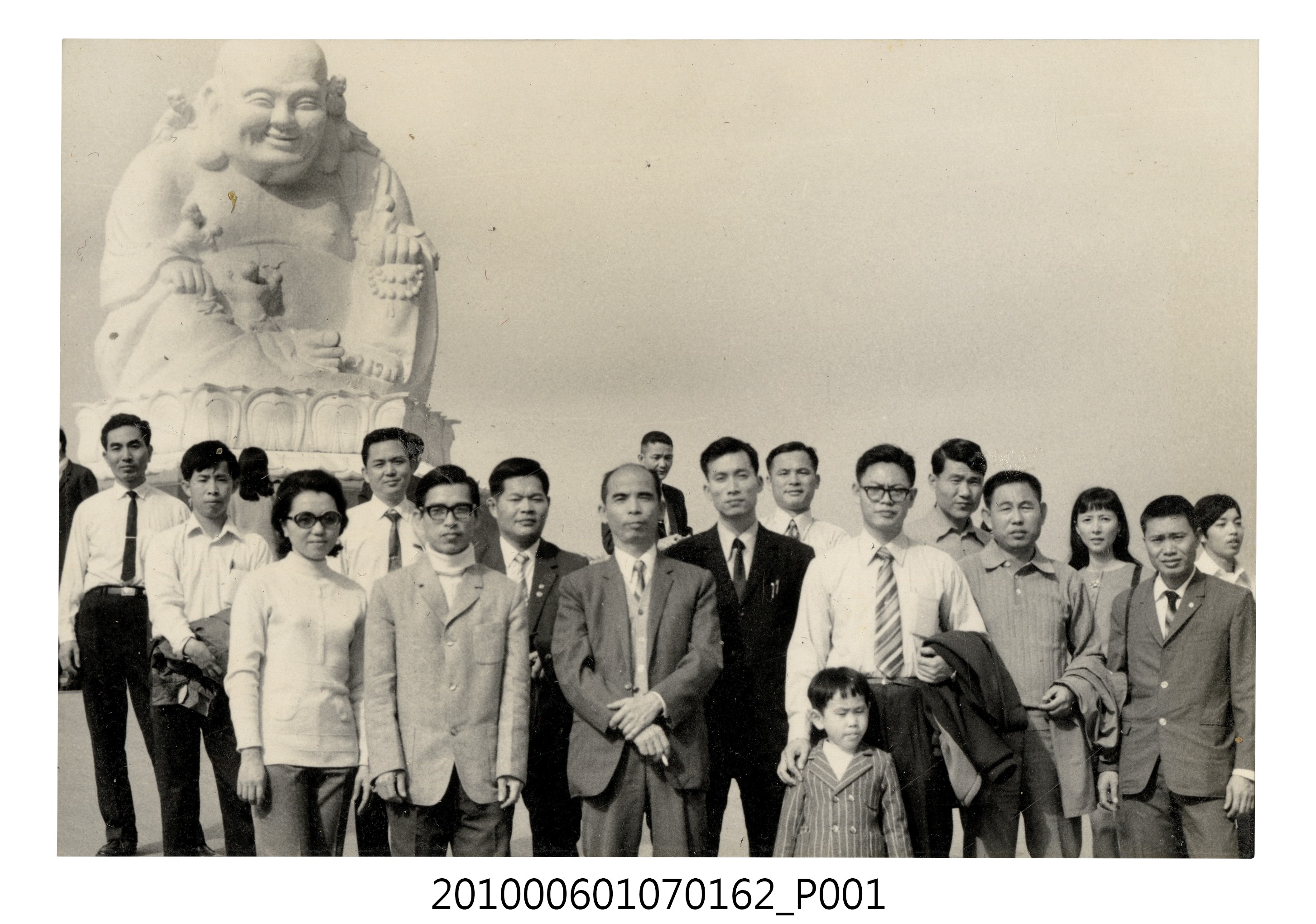 民國61年12月10日臺北師專夜間部基隆大佛禪寺郊遊紀念合照2 (共2張)