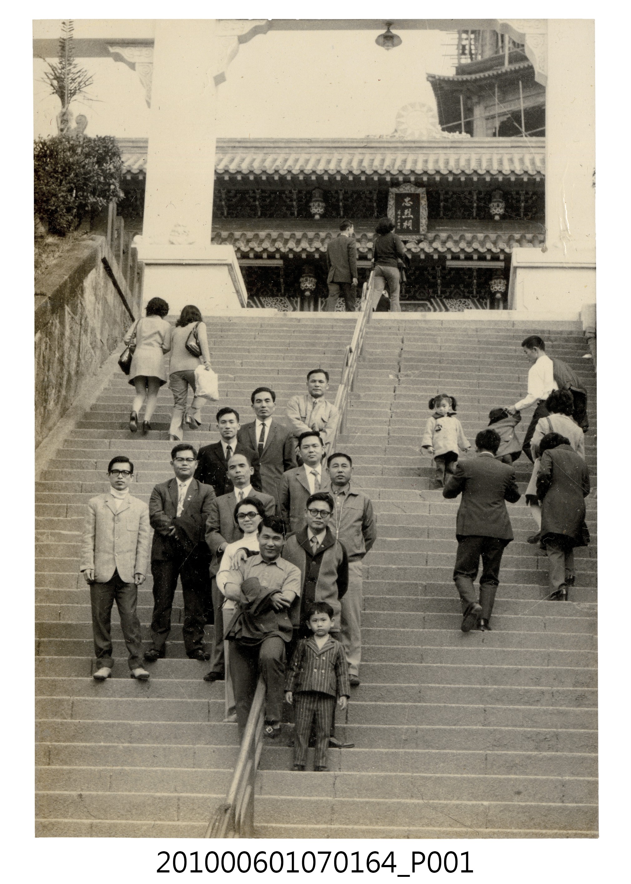 民國61年12月10日臺北師專夜間部忠烈祠郊遊紀念合照2 (共2張)