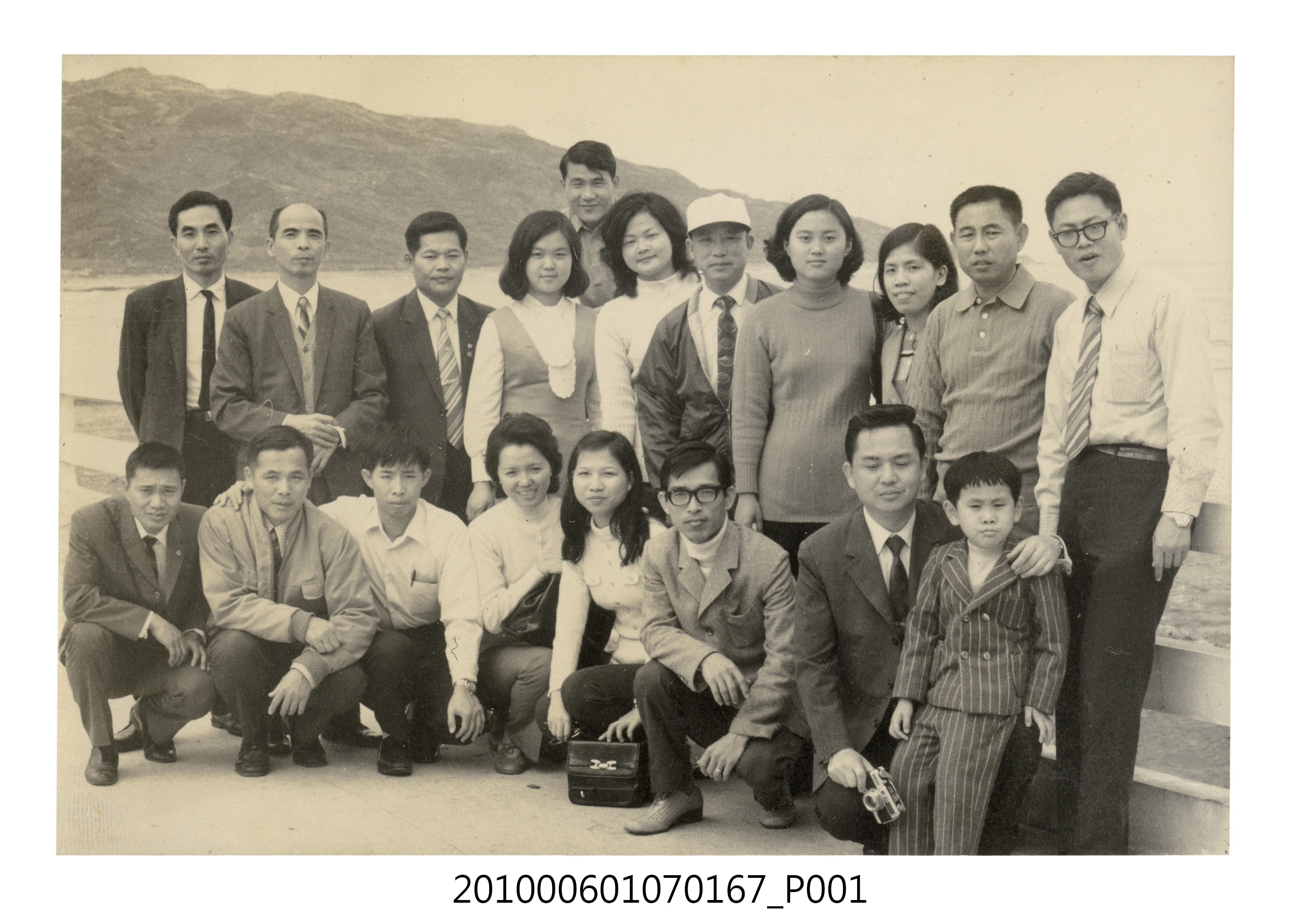 民國61年12月10日臺北師專夜間部郊遊紀念合照2 (共2張)