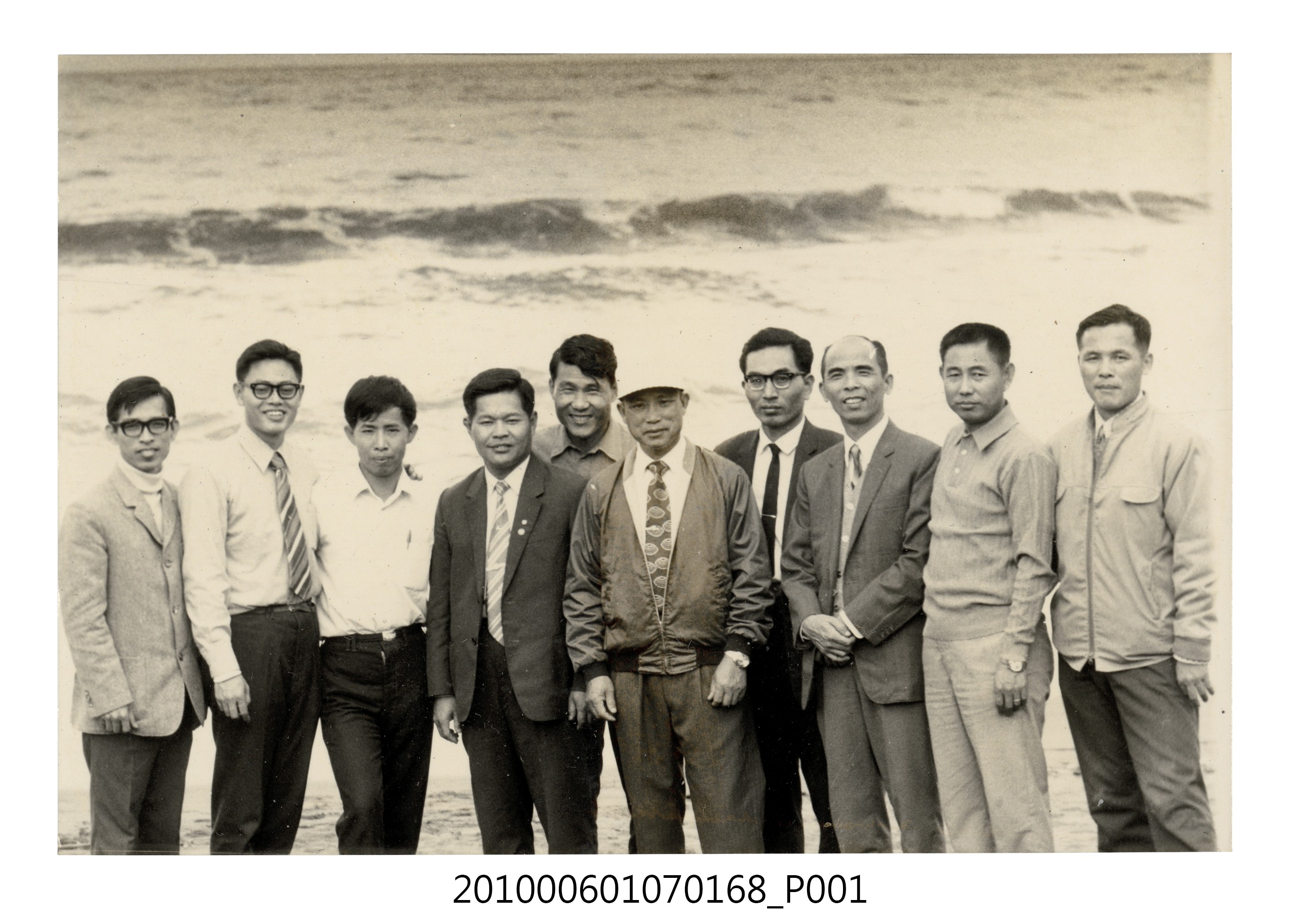 民國61年12月10日臺北師專夜間部郊遊紀念合照3 (共2張)
