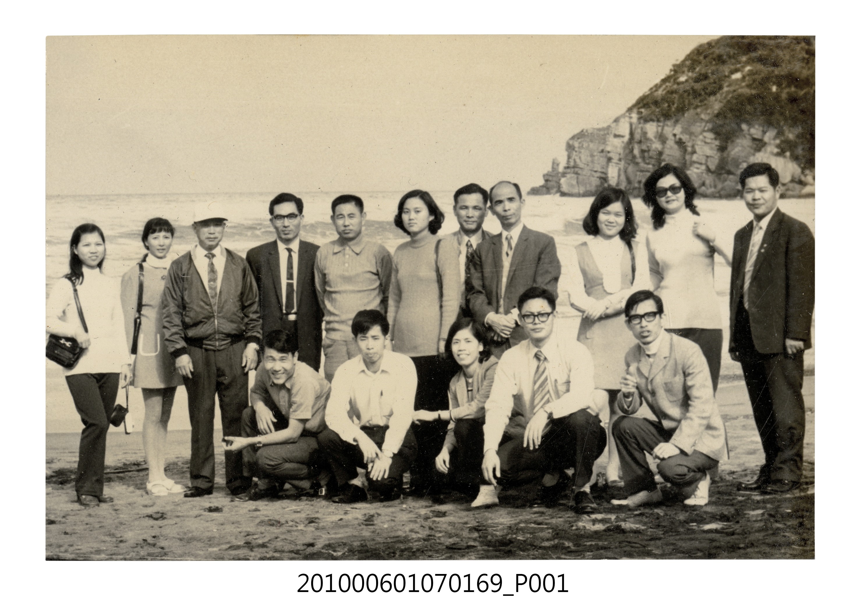 民國61年12月10日臺北師專夜間部郊遊紀念合照4 (共2張)