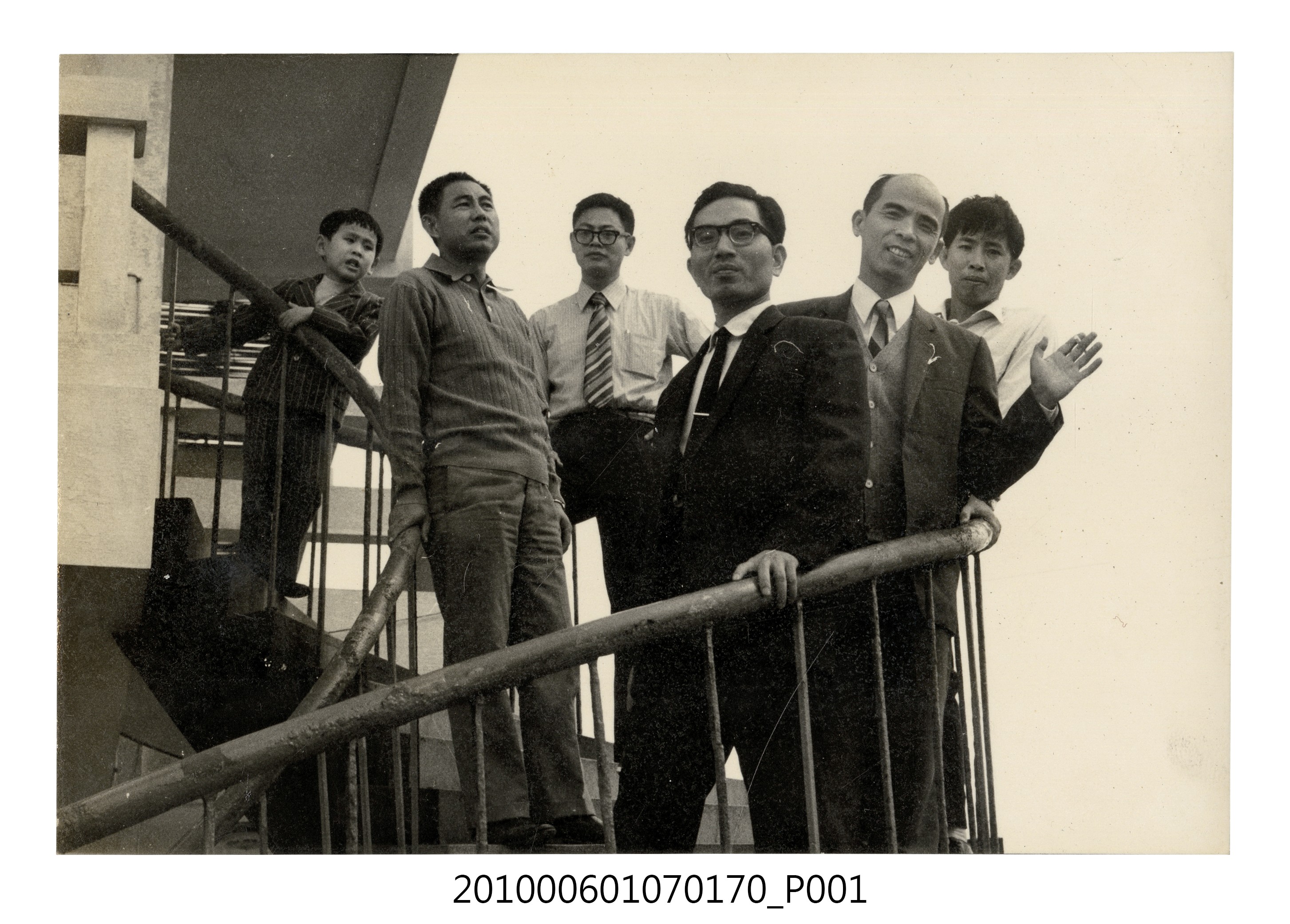 民國61年12月10日臺北師專夜間部郊遊紀念合照5 (共2張)