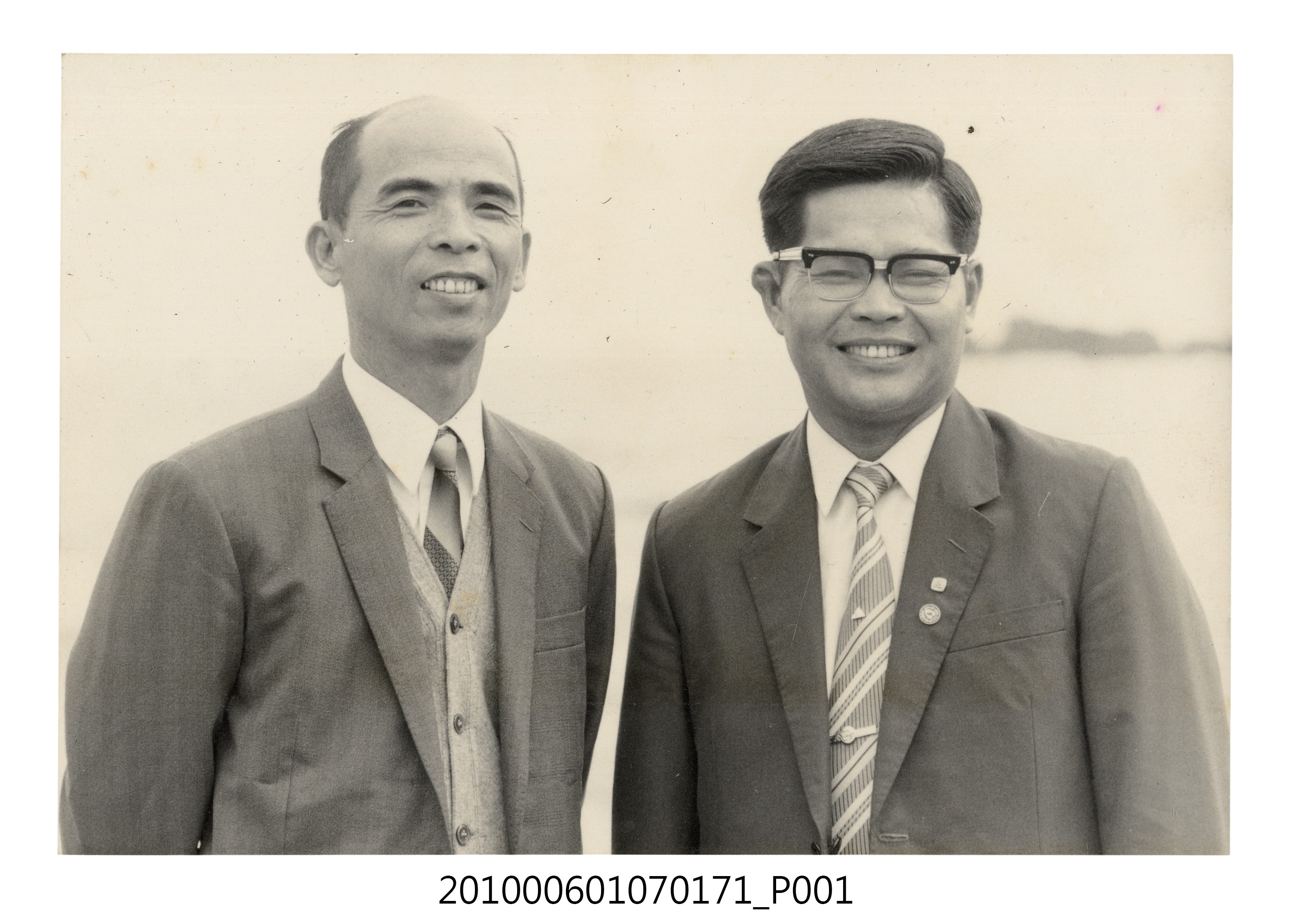 民國61年12月10日臺北師專夜間部郊遊紀念合照6 (共2張)