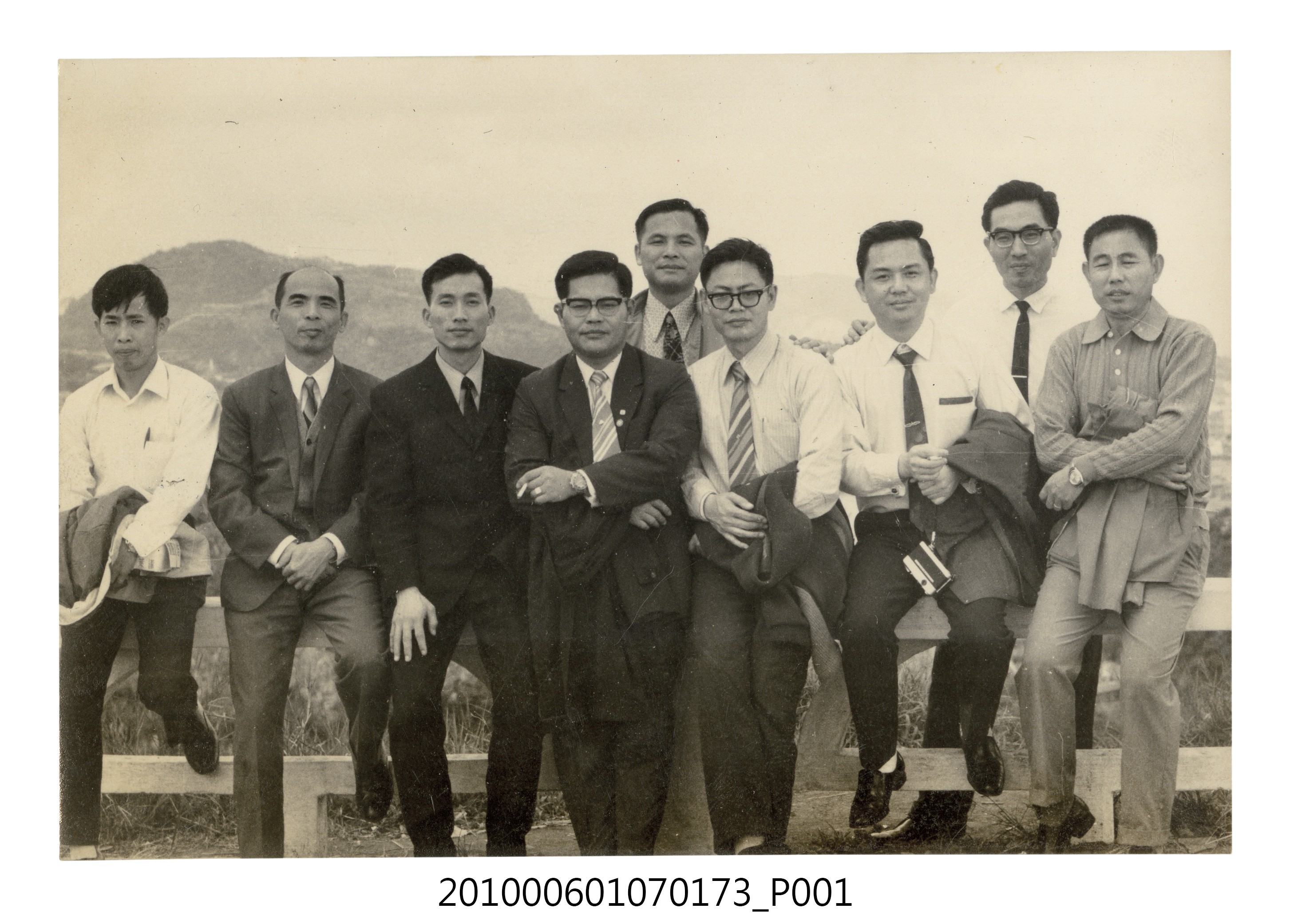 民國61年12月10日臺北師專夜間部郊遊紀念合照8 (共2張)