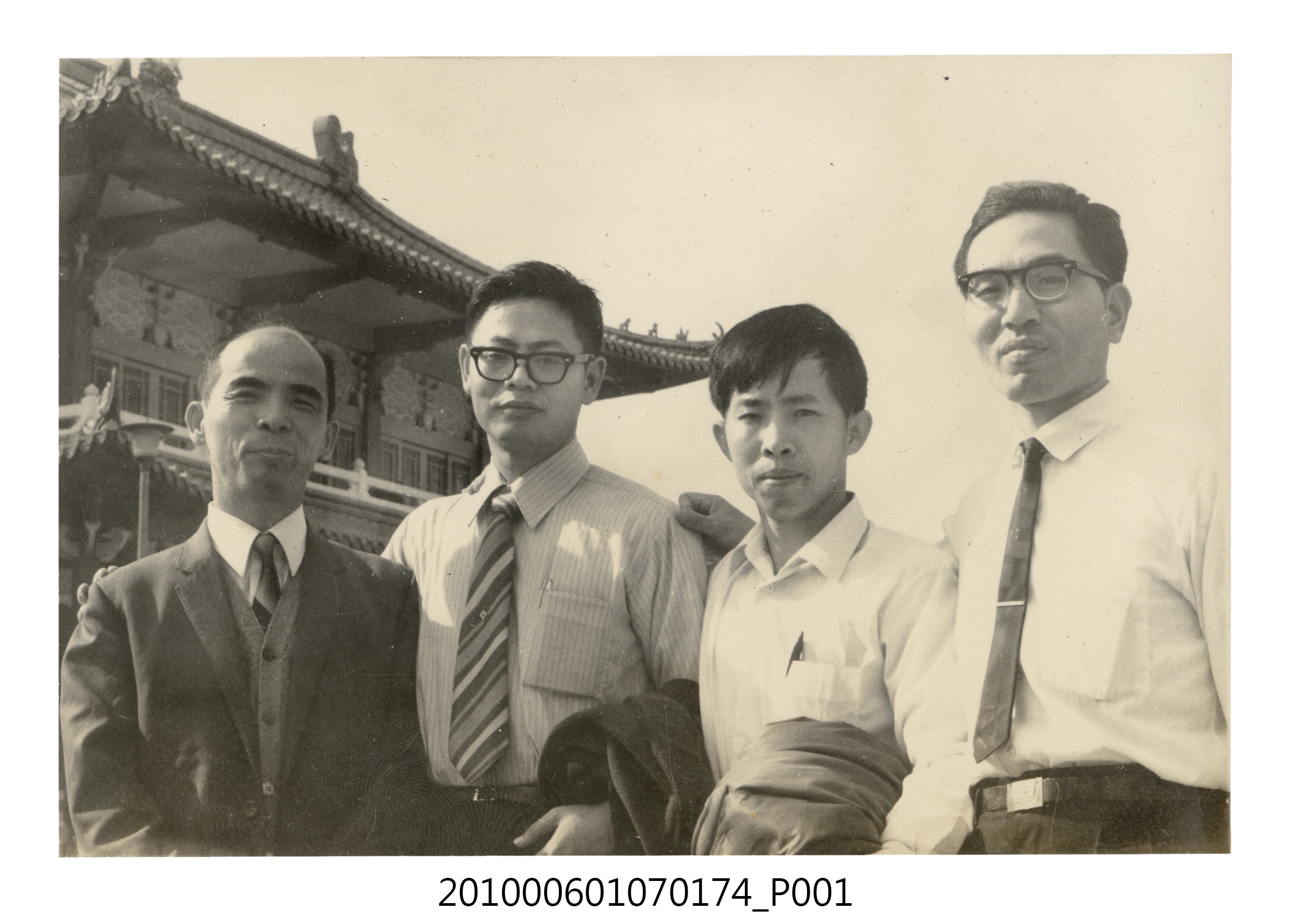 民國61年12月10日臺北師專夜間部郊遊紀念合照9 (共2張)