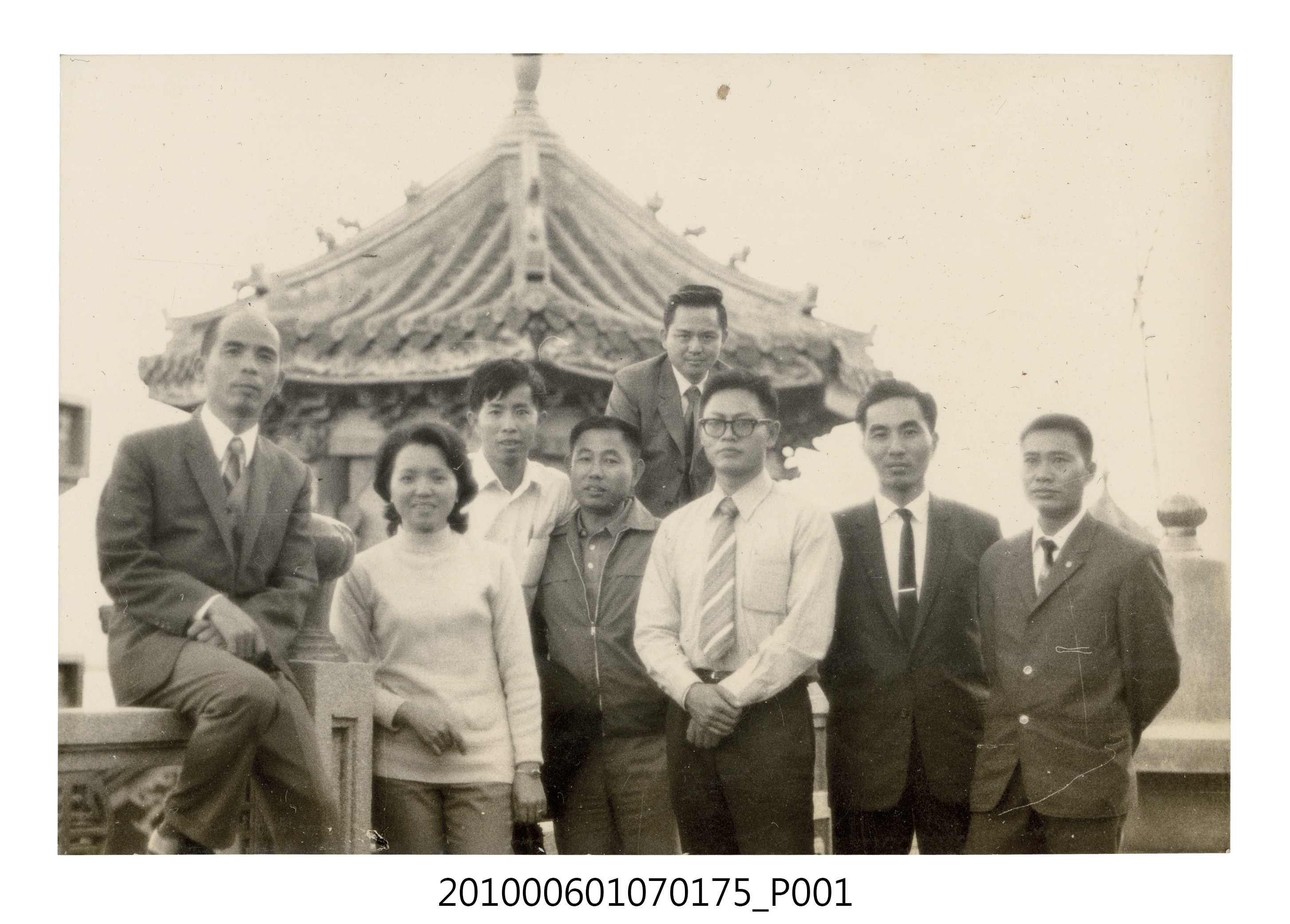 民國61年12月10日臺北師專夜間部郊遊紀念合照10 (共2張)