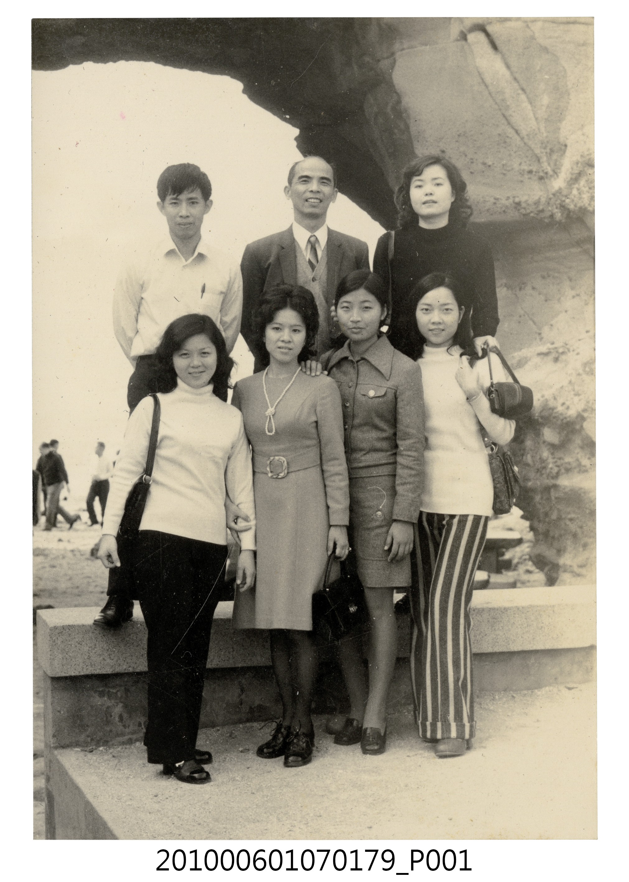 民國61年12月10日臺北師專夜間部郊遊紀念合照13 (共2張)
