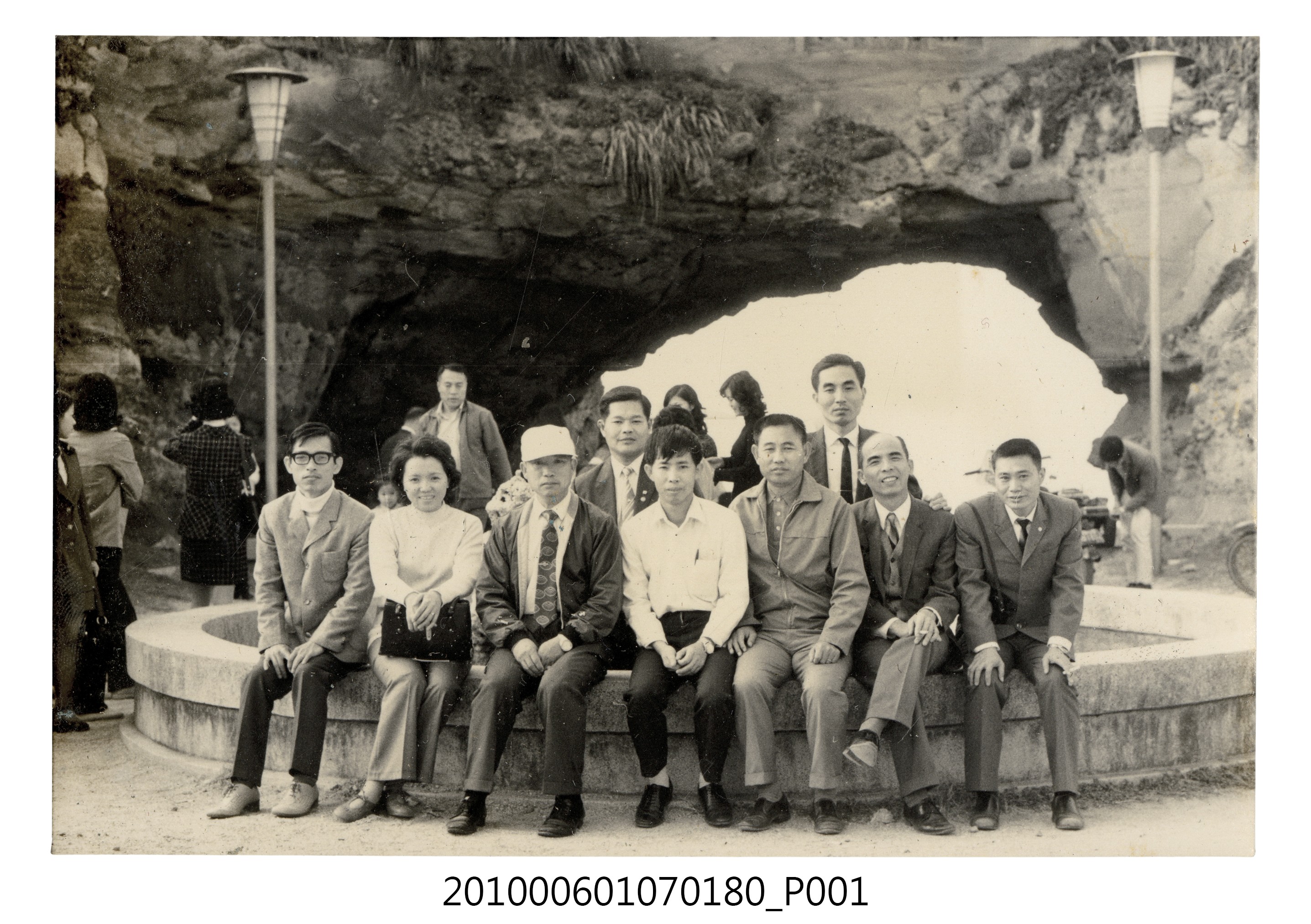 民國61年12月10日臺北師專夜間部郊遊紀念合照14 (共2張)