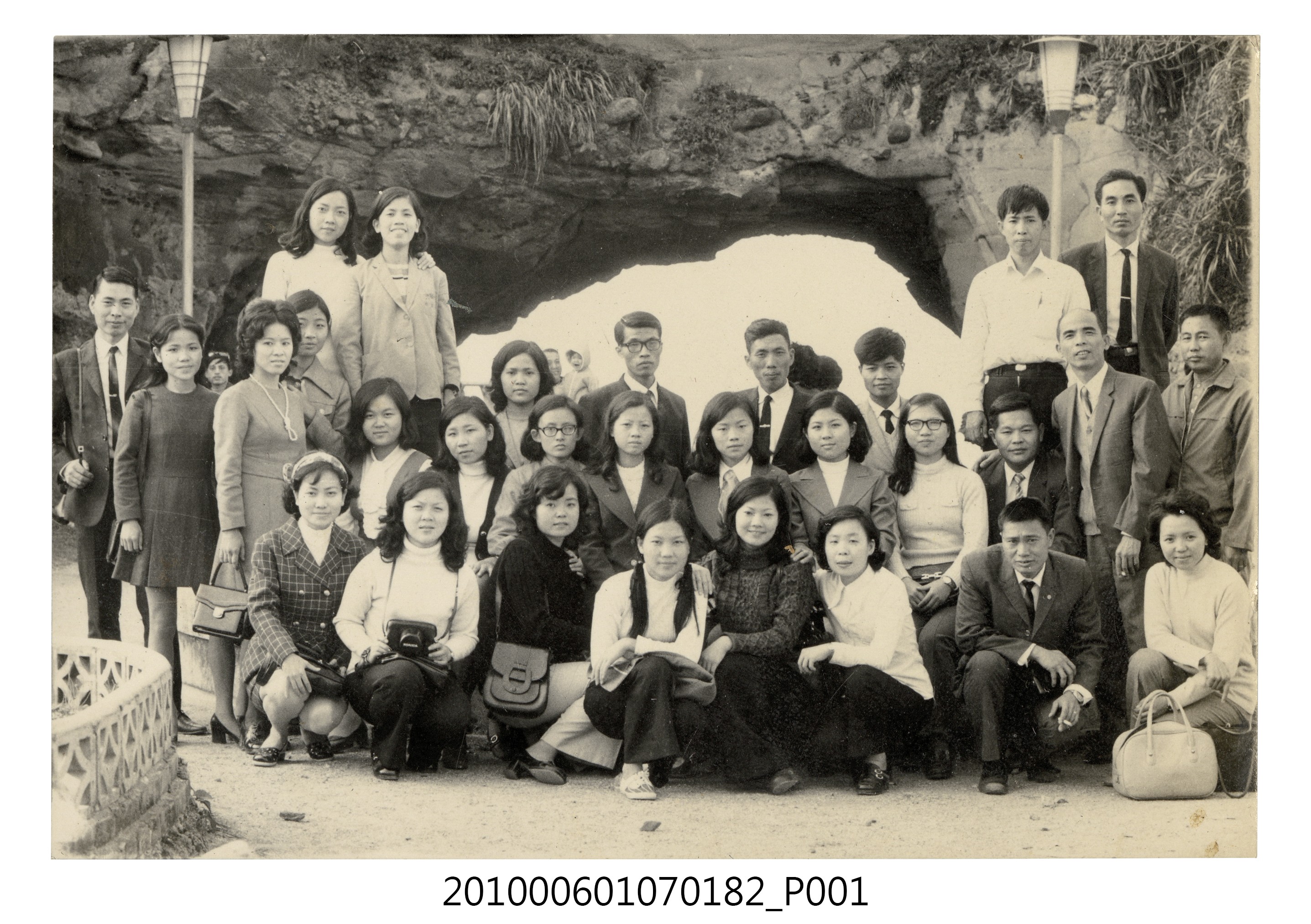 民國61年12月10日臺北師專夜間部郊遊紀念合照16 (共2張)