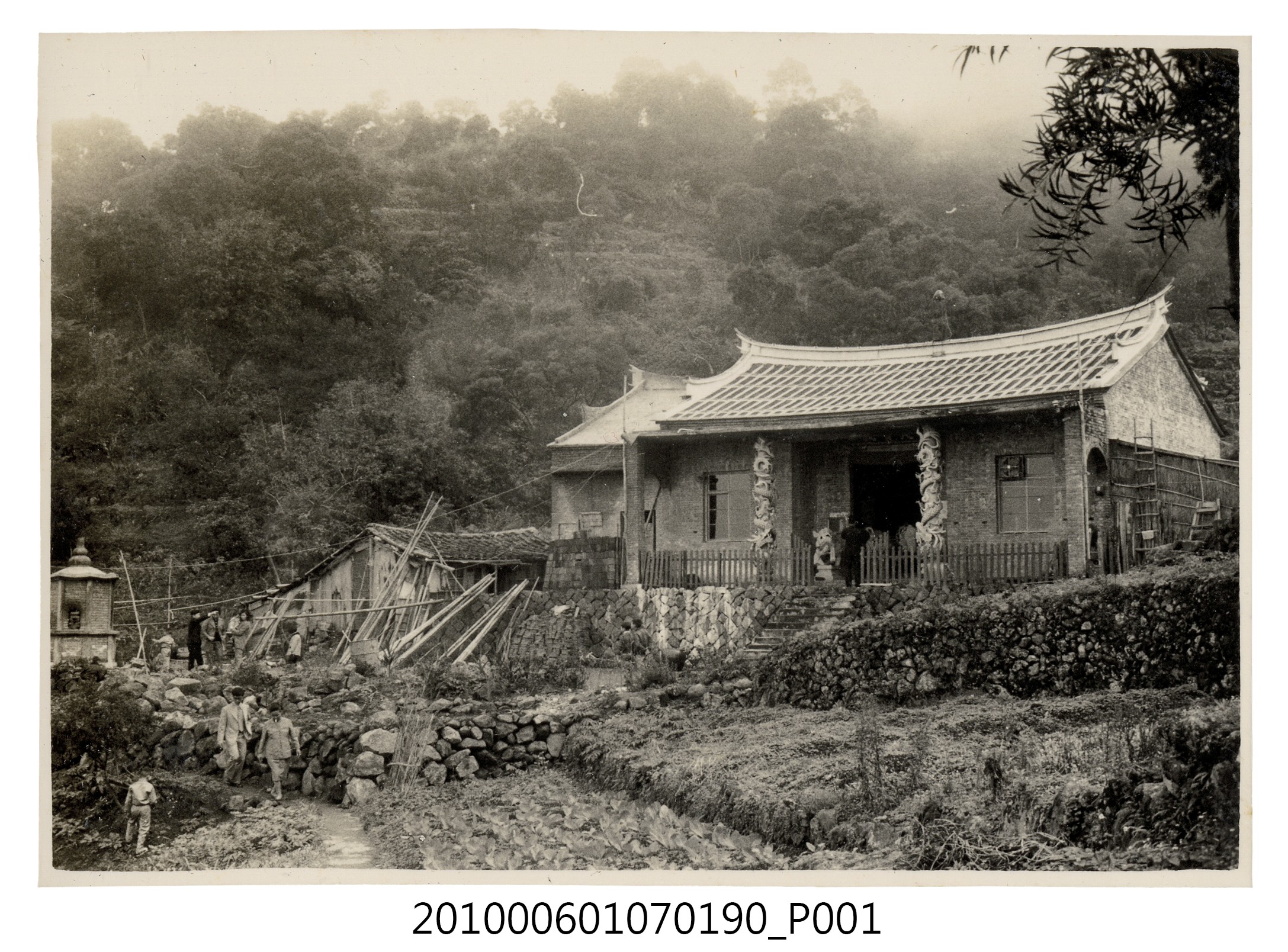 1973年元旦全家春遊於淡水天寶殿1 (共2張)