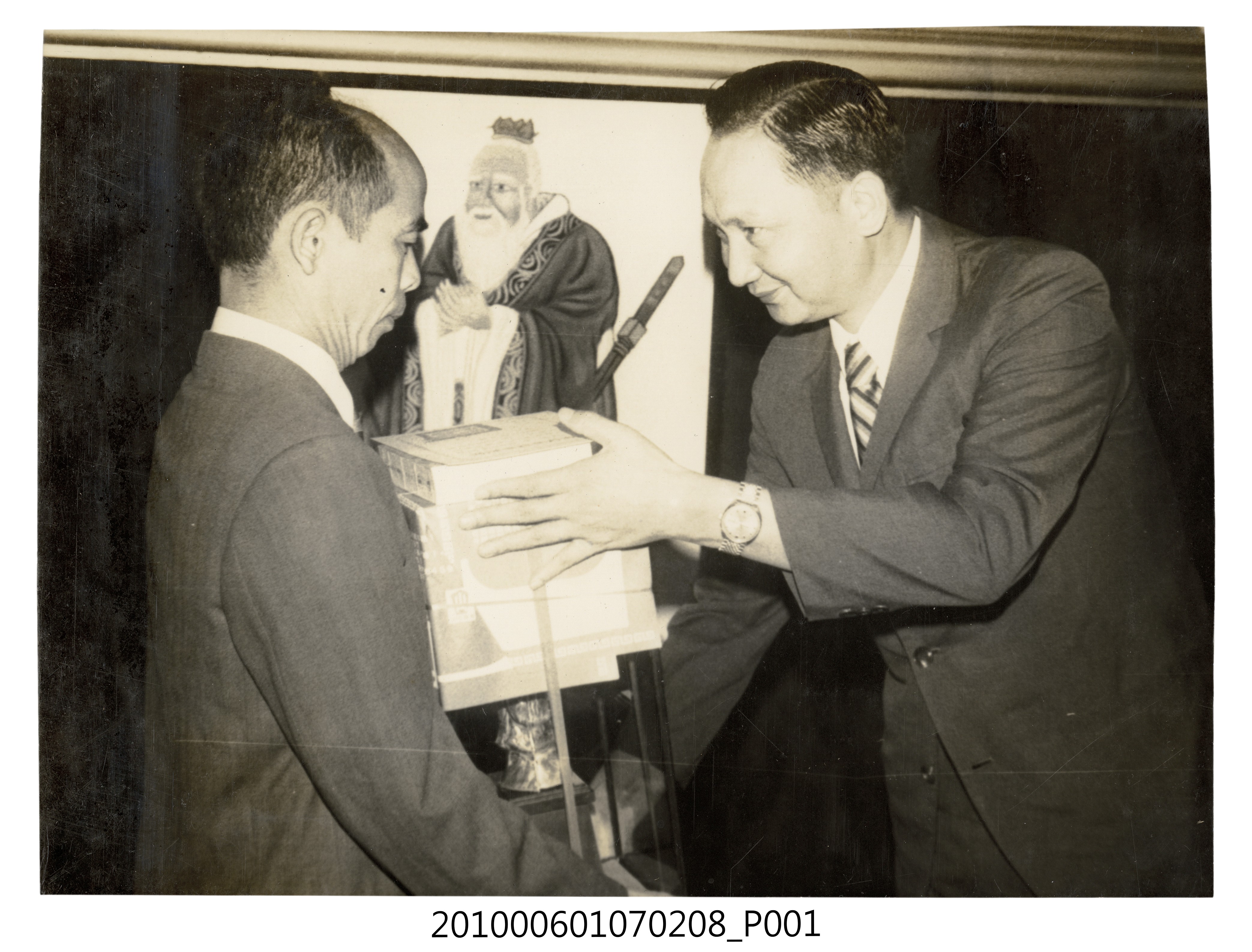 民國62年教師節曹恕受市府教育局表揚剪影1 (共2張)
